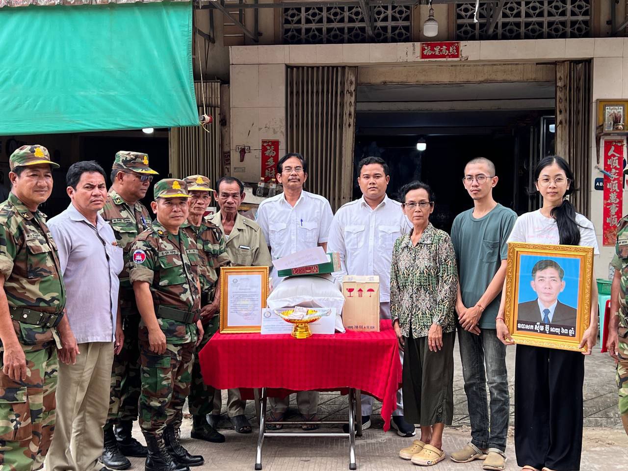 លោកឧត្តមសេនីយ៍ត្រី ជួន សុភ័ក្រ មេបញ្ជាការតំបន់ប្រតិបត្តិការសឹករងកោះកុងជាប្រធានគណៈកម្មាធិការស អ កខេត្តកោះកុង បាននាំយកថវិកាបេឡាមរណសង្គ្រោះ និងសម្ភារមួយចំនួន ប្រគល់ជូនដល់គ្រួសារនៃសព លោក សុឹម ប៊ូ (និវត្តជន)ជាសមាជិកស អ កនៅភូមិ ២ សង្កាត់ដងទង់ ក្រុងខេមរភូមិន្ទខេត្តកោះកុង