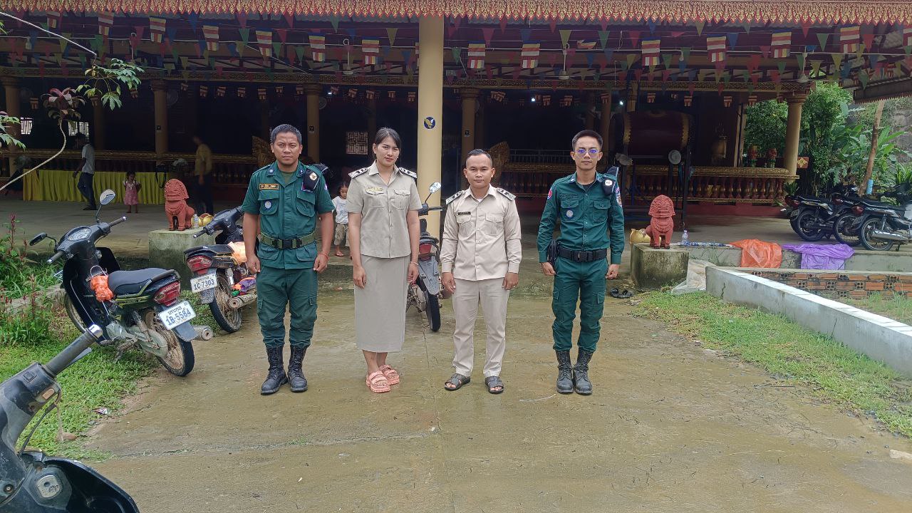 លោក ហួន ណាក់ ជំទប់ទី២ បានដឹកនាំ លោកស្រី ស៊ើត សុខុម អ្នកទទួលបន្ទុកកិច្ចការនារី និងកុមារឃុំ រួមជាមួយកម្លាំងប៉ុស្ដិ៍នគរបាលរដ្ឋបាលឃុំ ចុះការពារសន្តិសុខសណ្ដាប់ធ្នាប់ ក្នុងពិធីកាន់បិណ្ឌ វេនទី១ ក្នុងរដូវកាលពិធីបុណ្យភ្ជុំបិណ្ឌ