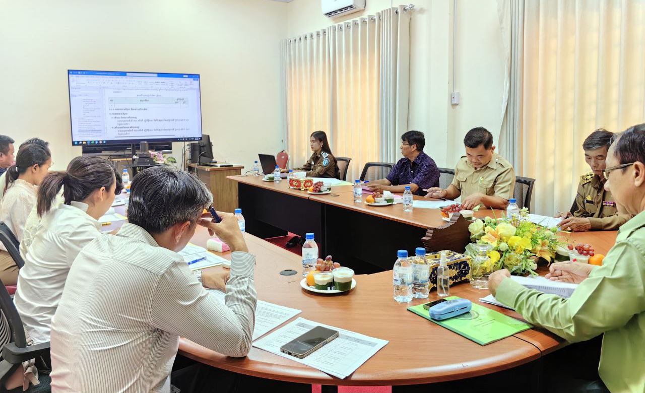 លោក អ៊ុក សុតា នាយករង រដ្ឋបាលសាលាខេត្តកោះកុង បានអញ្ជើញសម្របសម្រួល កិច្ចប្រជុំត្រួតពិនិត្យ កែសម្រួលរបាយការណ៍ប្រចាំខែសីហា និងលើកទិស ដៅការងារប្រចាំខែកញ្ញា ឆ្នាំ២០២៤ របស់រដ្ឋបាលខេត្តកោះកុង