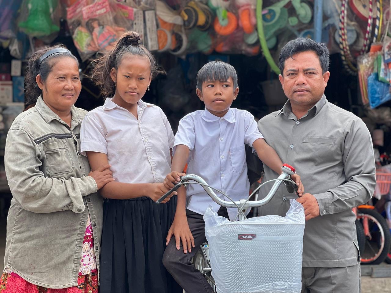 ឯកឧត្តម សុះ ម៉ាត់លី សមាជិកក្រុមប្រឹក្សាខេត្ត និងជាប្រធានសមាគមសម្ព័ន្ធយុវជនមុស្លិមកម្ពុជាខេត្តកោះកុង បានដឹកនាំសមាជិក អញ្ជើញចុះសួរសុខទុក្ខ និងប្រគល់កង់ ០១គ្រឿង ព្រមទាំងបានឧបត្ថម្ភថវិកាដល់គ្រួសារដែលមានជីវភាពខ្វះខាត ដែលស្ថិតនៅភូមិ៤ សង្កាត់ដងទង់ ក្រុងខេមរភូមិន្ទ ខេត្តកោះកុង