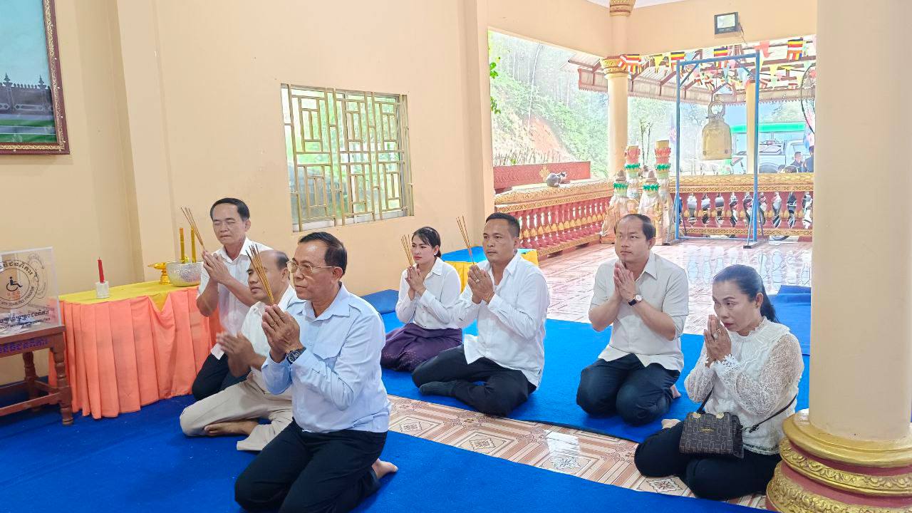 លោក ហួន ណាក់ ជំទប់ទី២ ឃុំតាតៃក្រោម បានដឹកនាំ លោកស្រី ស៊ើត សុខុម និងលោក ម៉ែន ឈា សមាជិកក្រុមប្រឹក្សាឃុំ រួមជាមួកម្លាំងប៉ុស្ដិ៍នគរបាលរដ្ឋបាលតាតៃក្រោម អញ្ជើញចូលរួមការកាន់បិណ្ឌរបស់ លោកបណ្ឌិត សំឃិត វៀន អភិបាលរង នៃគណៈអភិបាលខេត្តកោះកុង បិណ្ឌទី៤