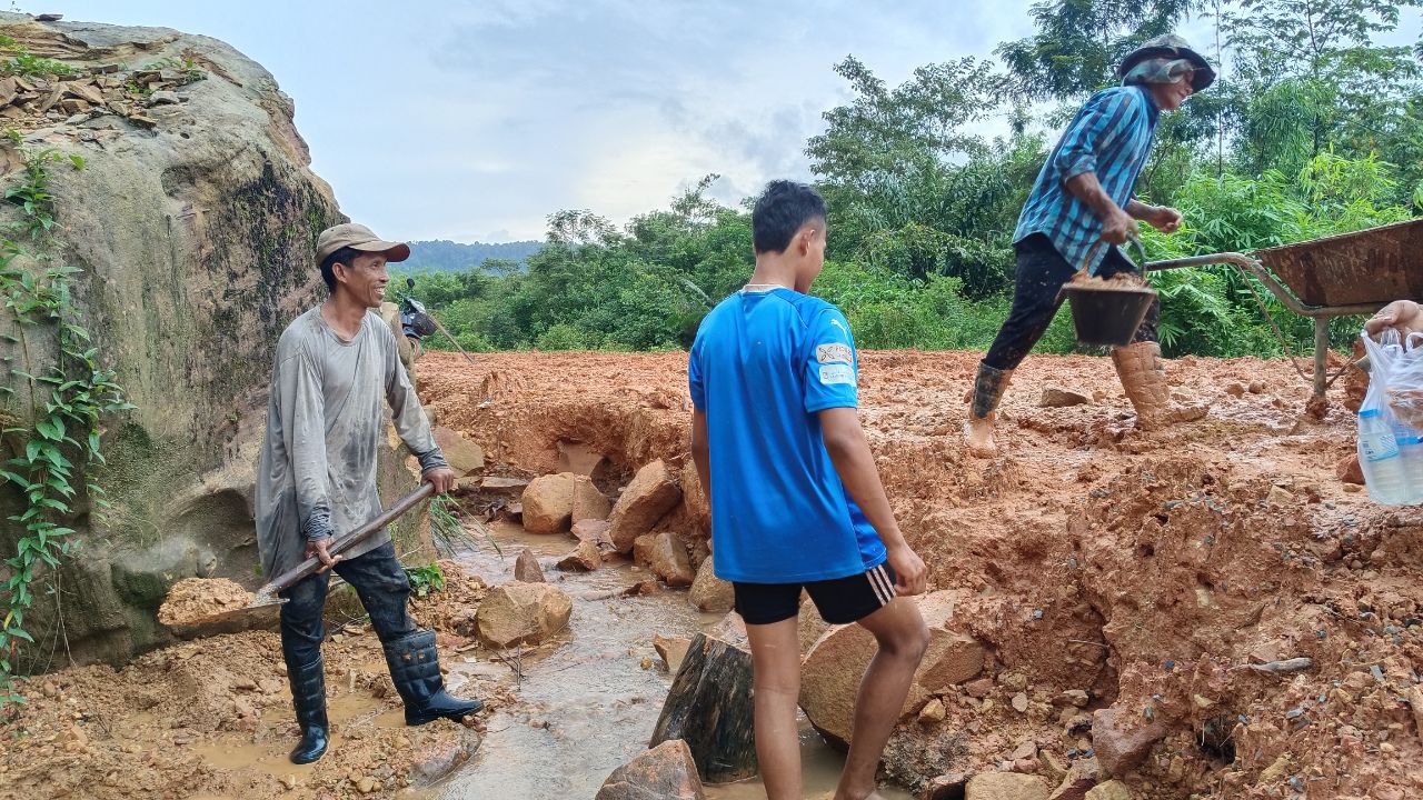 លោក ហួន ណាក់ ជំទប់ទី២ បានគៀរគរប្រជាពលរដ្ឋ ធ្វើការជួសជុលផ្លូវ ដែលរងការខូចខាតដោយសារកត្តាភ្លៀងធ្លាក់នារដូវវស្សាកន្លងមក