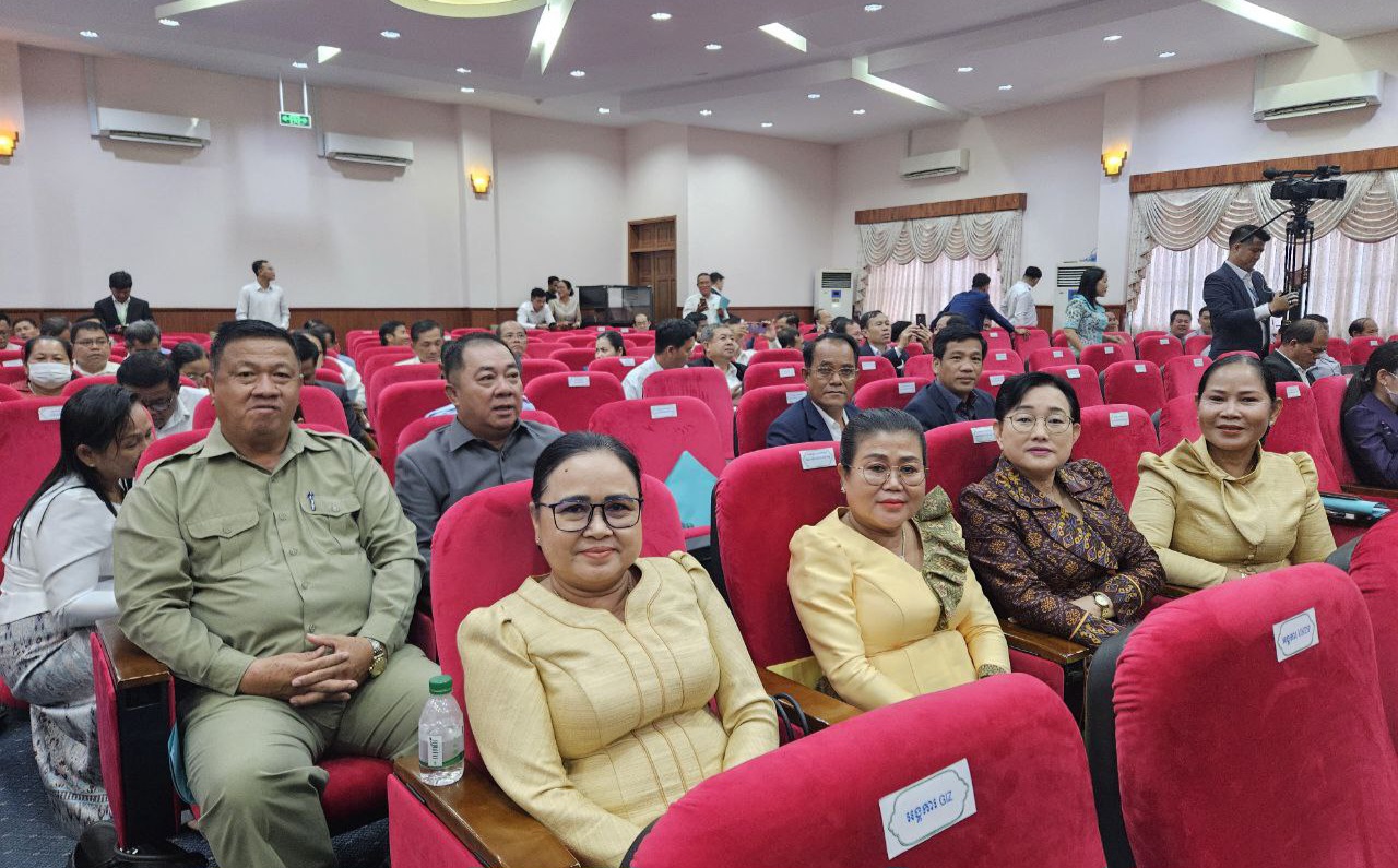 លោក ស្រេង ហុង អភិបាលរង នៃគណៈអភិបាលខេត្តកោះកុង បានអញ្ជើញចូលរួម ក្នុងសិក្ខាសាលាផ្សព្វផ្សាយ ស្តីពីការដាក់ឱ្យអនុវត្តការឧបត្ថម្ភសាច់ប្រាក់ ជូនសិស្សានុសិស្ស ក្នុងគ្រួសារមានបណ្ណសមធម៌ នៃកម្មវិធីជាតិជំនួយសង្គមក្នុងកញ្ចប់គ្រួសារ