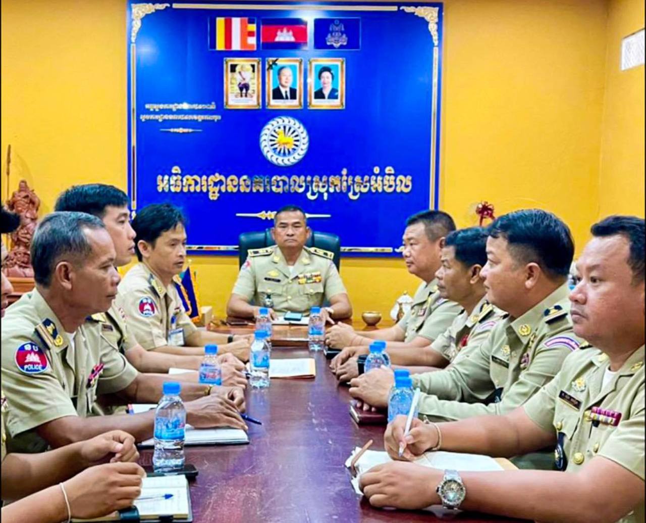 លោកឧត្តមសេនីយ៍ទោ គង់ មនោ ស្នងការនគរបាលខេត្តកោះកុង បានអញ្ជើញចុះជួបសំណេះសំណាល និងពង្រឹងប្រសិទ្ធភាពការងារជំនាញ ដល់អធិការដ្ឋាននគរបាលស្រុកស្រែអំបិល លើកិច្ចការងារសន្តិសុខ សុវត្ថិភាព និងទប់ស្កាត់រាល់បញ្ហាមិនឱ្យមានកើតឡើង