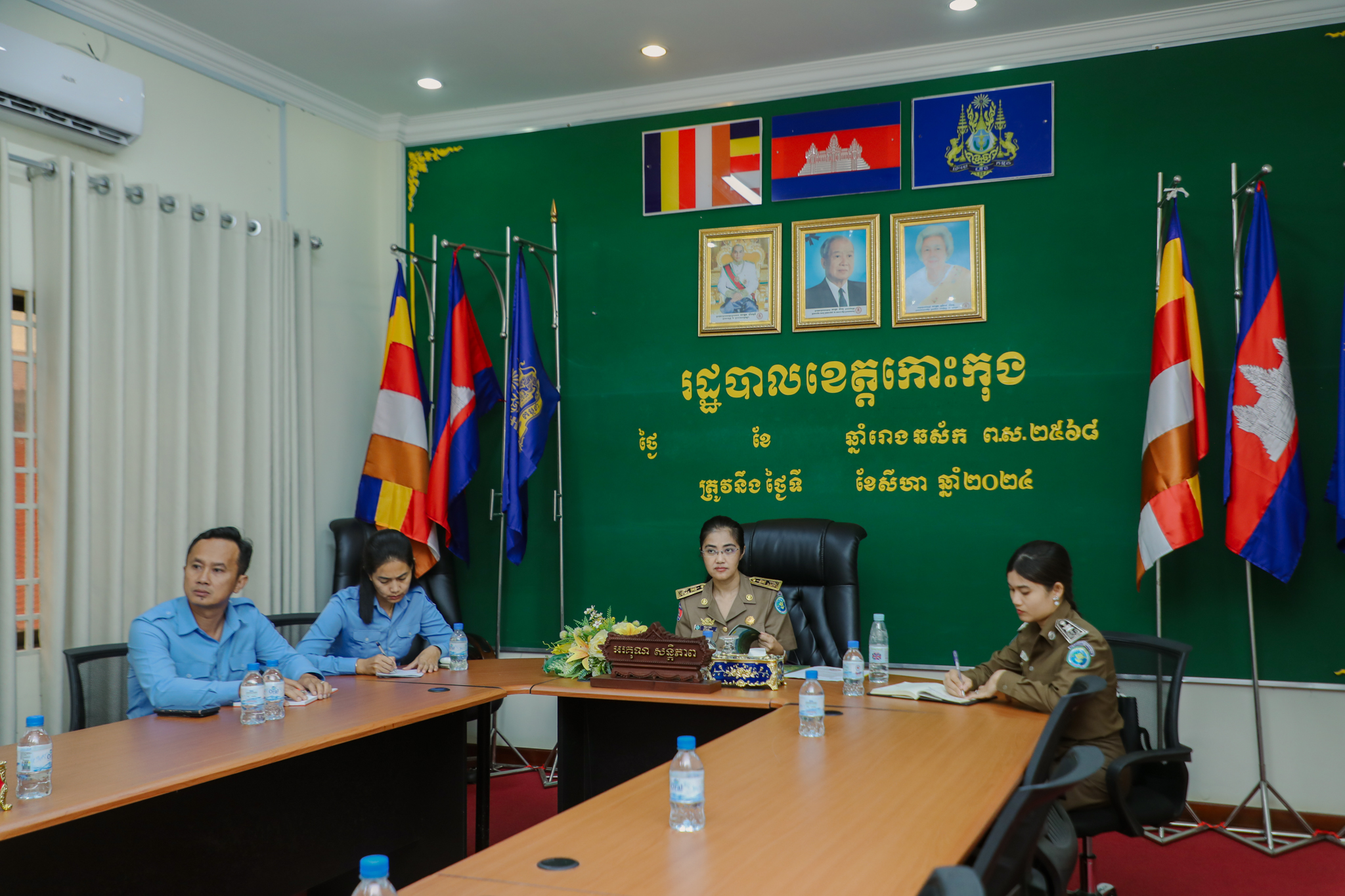 លោកជំទាវ មិថុនា ភូថង អភិបាល នៃគណៈអភិបាលខេត្តកោះកុង បានអញ្ជើញចូលរួម ក្នុងកិច្ចប្រជុំចង្អៀត ដើម្បីពិភាក្សាលើការរៀប រៀង និងចងក្រងសៀវភៅ “មគ្គុទេសន៍ក្នុងការធ្វើអាជីវកម្ម និងការវិនិយោគនៃរាជធានី ខេត្ត” តាមរយៈប្រព័ន្ធ Zoom