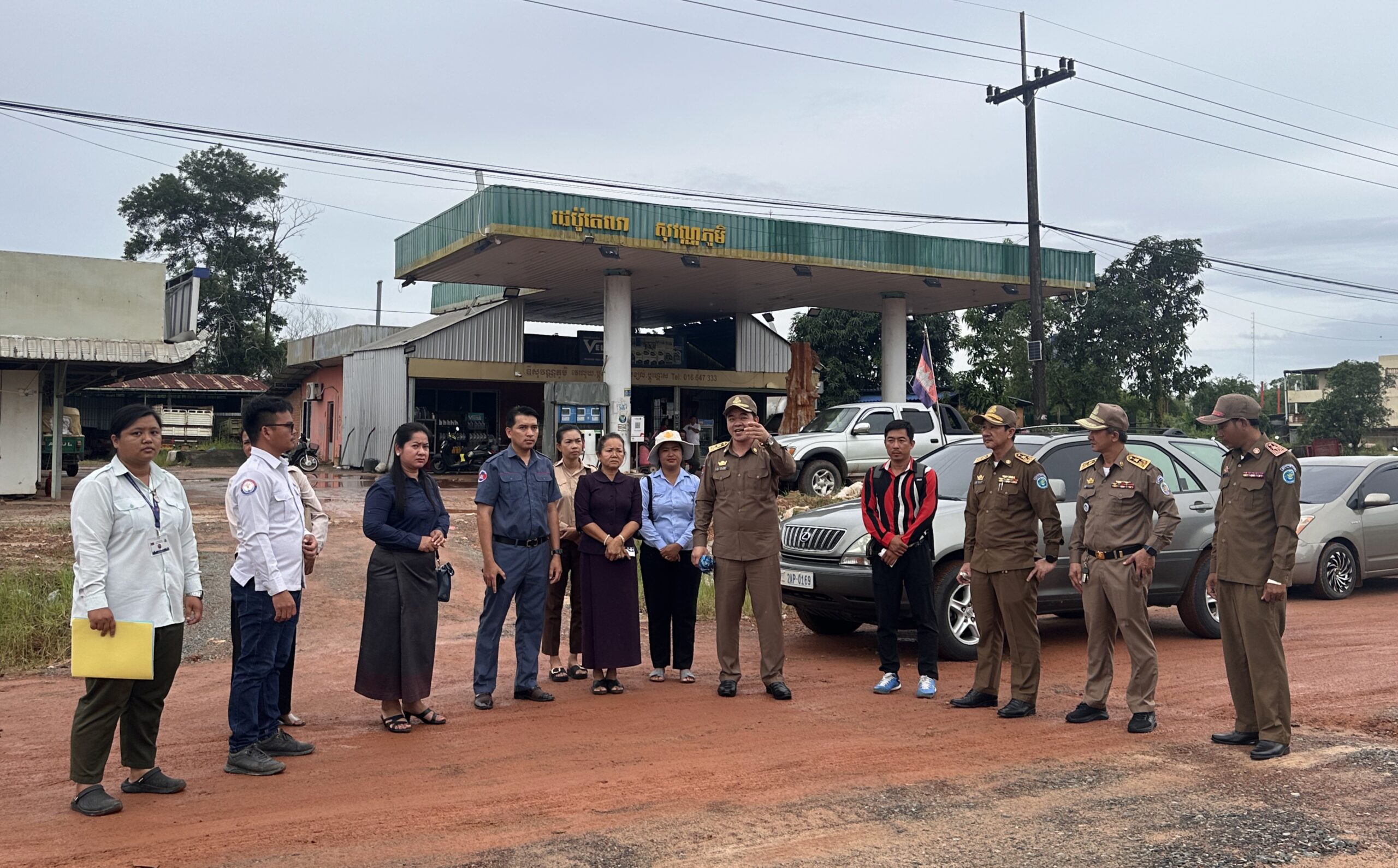 លោក ឈេង សុវណ្ណដា អភិបាលរង នៃគណៈអភិបាលខេត្តកោះកុង តំណាងលោកជំទាវអភិបាលខេត្ត បានដឹកនាំក្រុមងារងារចុះពិនិត្យទីតាំងស្នើសូមដំឡើងផ្ទាំងប៉ាណូ ០១កន្លែង ស្ថិតនៅភូមិ១ សង្កាត់ស្មាច់មានជ័យ ក្រុងខេមរភូមិន្ទ ខេត្តកោះកុង
