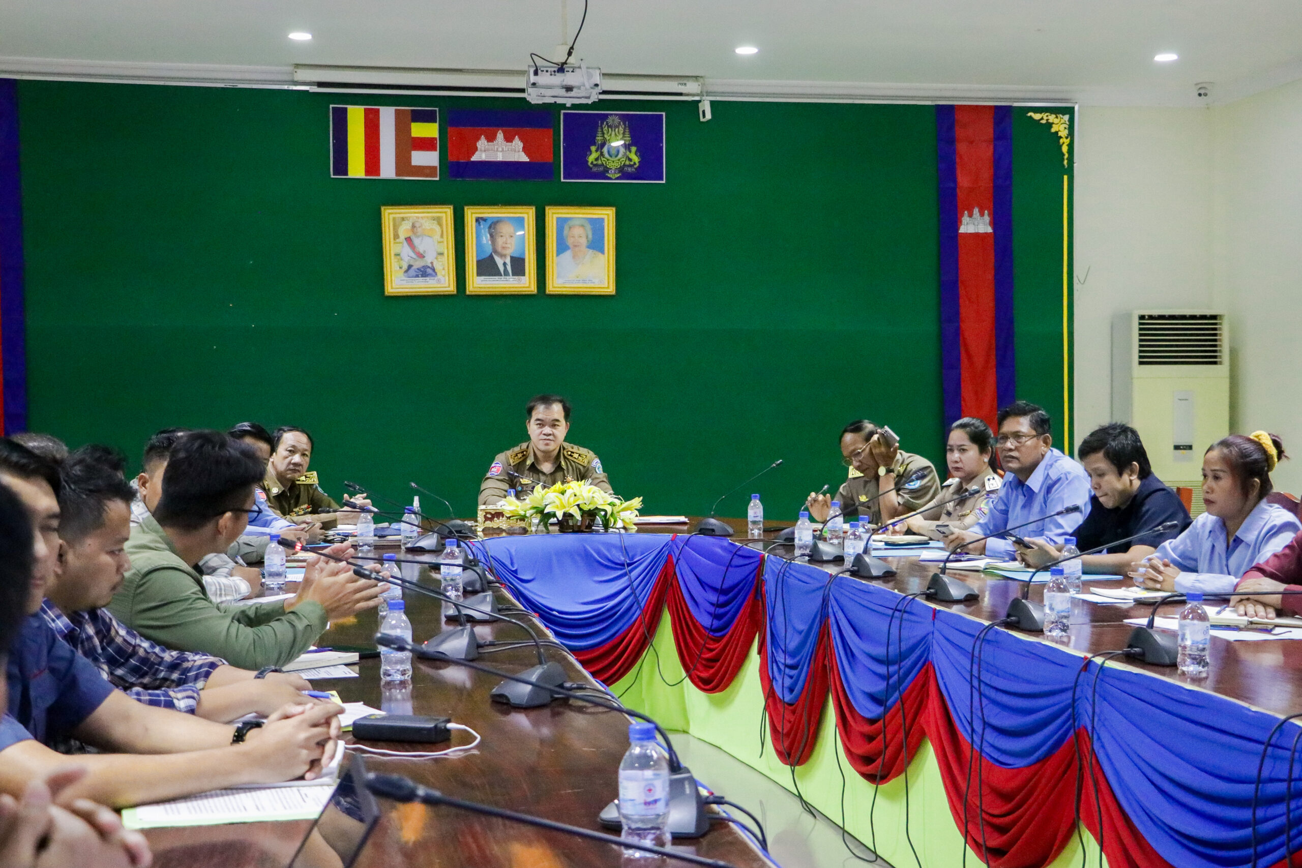 លោក ឈេង សុវណ្ណដា អភិបាលរង នៃគណៈអភិបាលខេត្តកោះកុង បានអញ្ជើញជាអធិបតីដឹកនាំកិច្ចប្រជុំលើការស្នើសូមអូសខ្សែកាប្លិ៍អុកទឹក (Fiber Optic) ជីកដីធ្វើរណ្តៅ នៅលើចញ្ចើមផ្លូវ របស់ក្រុម ហ៊ុន អង្គរ ដាតា អ៊ុនហ្វ្រេស្រ្ដាក់ឈរ ឯ.ក