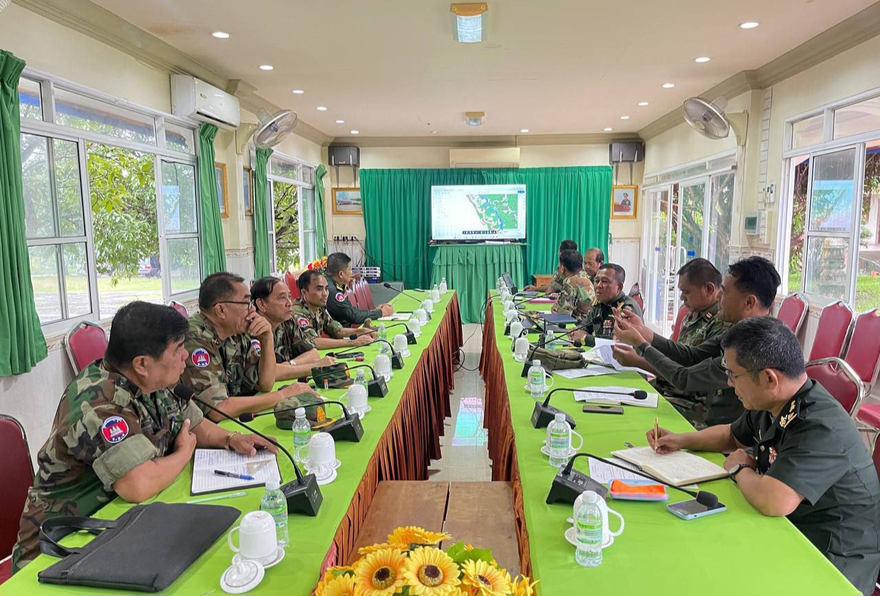 លោកឧត្តមសេនីយ៍ទោ សោម សាមិទ្ធ មេបញ្ជាការរង យោធភូមិភាគ និងជាមេបញ្ជាការទិសមុខយោធភូមិភាគទី៣ បានអញ្ជើញដឹកនាំប្រជុំពិភាក្សាការងារប្រុងប្រៀបរៀបចំទទួលប្រតិភូក្រសួងការពារជាតិ ចុះមកពិនិត្យហេដ្ឋារចនាសម្ព័ន្ធនានា តាមបណ្តោយព្រំដែន ក្នុងភូមិសាស្រ្តខេត្តកោះកុង