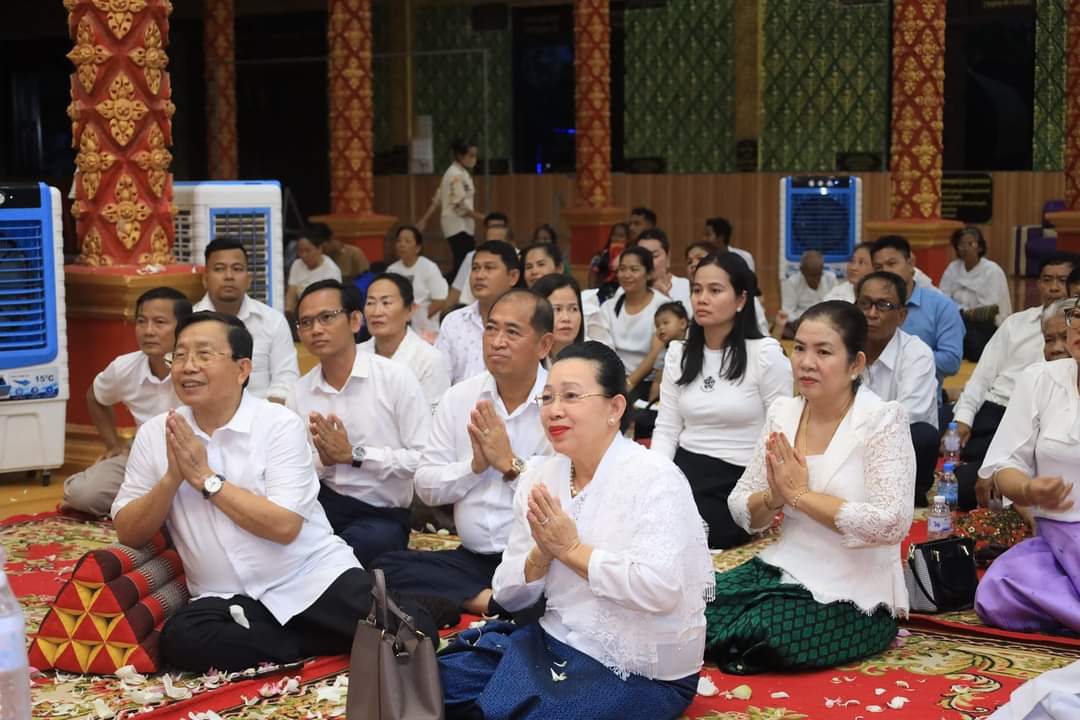ឯកឧត្តម ដុំ យុហៀន អ្នកតំណាងរាស្ត្រមណ្ឌលកោះកុង និងលោកជំទាវ បានអញ្ជើញកាន់វេនបិណ្ឌទី១ នៅវត្តទេពនិមិត្ត នៅភូមិ៣ សង្កាត់ស្មាច់មានជ័យ ក្រុងខេមរភូមិន្ទ ខេត្តកោះកុង