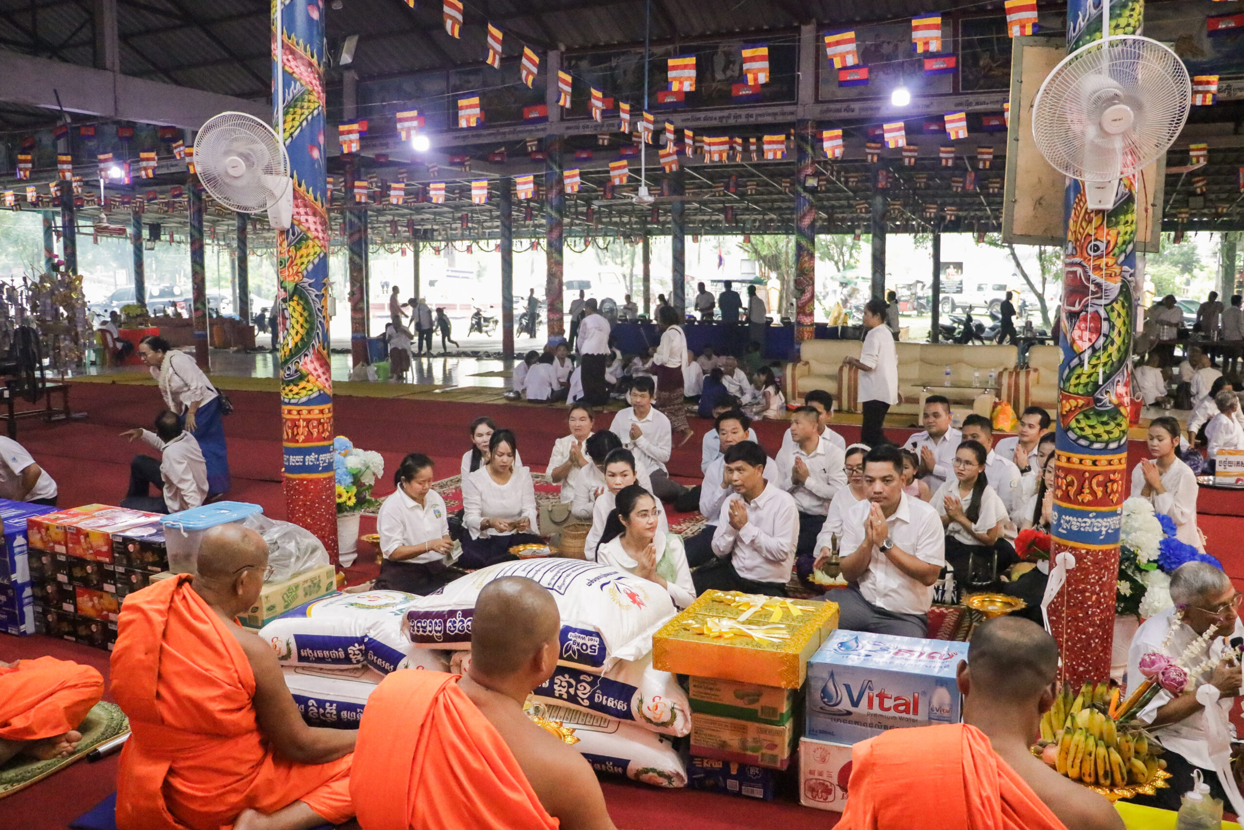 លោកជំទាវ មិថុនា ភូថង អភិបាល នៃគណៈអភិបាលខេត្តកោះកុង បានអញ្ជើញកាន់វេនបិណ្ឌទី១ នៅវត្តជោត្តញ្ញាណ ស្ថិតនៅសង្កាត់ស្មាច់មានជ័យ ក្រុងខេមរភូមិន្ទ ខេត្តកោះកុង