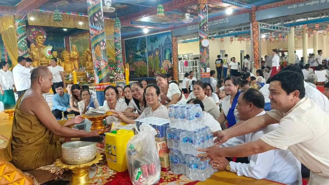 លោកស្រី ឈី វ៉ា អភិបាលរង នៃគណៈអភិបាលខេត្តកោះកុង បានអញ្ជើញកាន់វេនបិណ្ឌទី១ នៅវត្តពាមក្រសោប ស្ថិតនៅភូមិពាមក្រសោប ឃុំពាមក្រសោប ស្រុកមណ្ឌលសីមា ខេត្តកោះកុង