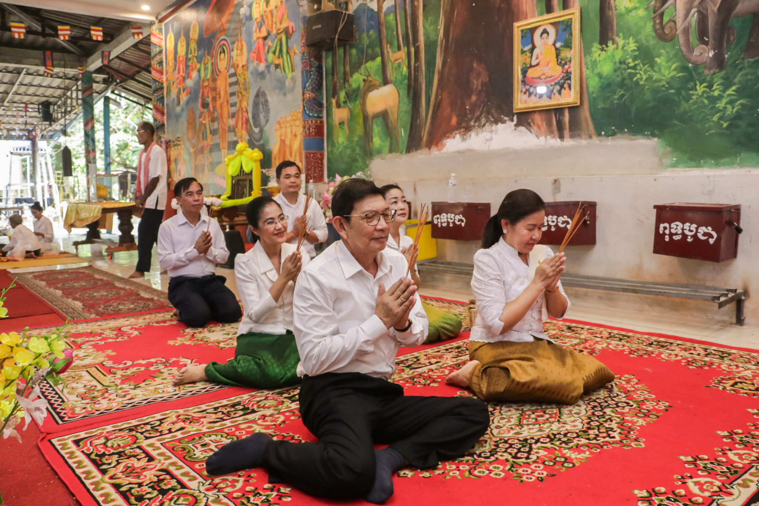 ឯកឧត្តម ថុង ណារុង ប្រធានក្រុមប្រឹក្សាខេត្ត និងលោកជំទាវ មិថុនា ភូថង អភិបាល នៃគណៈអភិបាលខេត្ត លោកបណ្ឌិត លោក លោកស្រី អភិបាលរង នៃគណៈអភិបាលខេត្ត និងមន្ត្រីរាជការ មានសទ្ធាជ្រះថ្លានិមន្តព្រះសង្ឃចម្រើនព្រះបរិត្ត និងសម្តែងព្រះធម៌ទេសនាទៅតាមប្រពៃណីព្រះពុទ្ធសាសនា ក្នុងពិធីបុណ្យកាន់បិណ្ឌទី២ នៅវត្តជោតញ្ញាណ ព.ស.២៥៦៨ គ.ស.២០២៤ ស្ថិតនៅភូមិបឹងឃុនឆាង សង្កាត់ស្មាច់មានជ័យ ក្រុងខេមរភូមិន្ទ ខេត្តកោះកុង