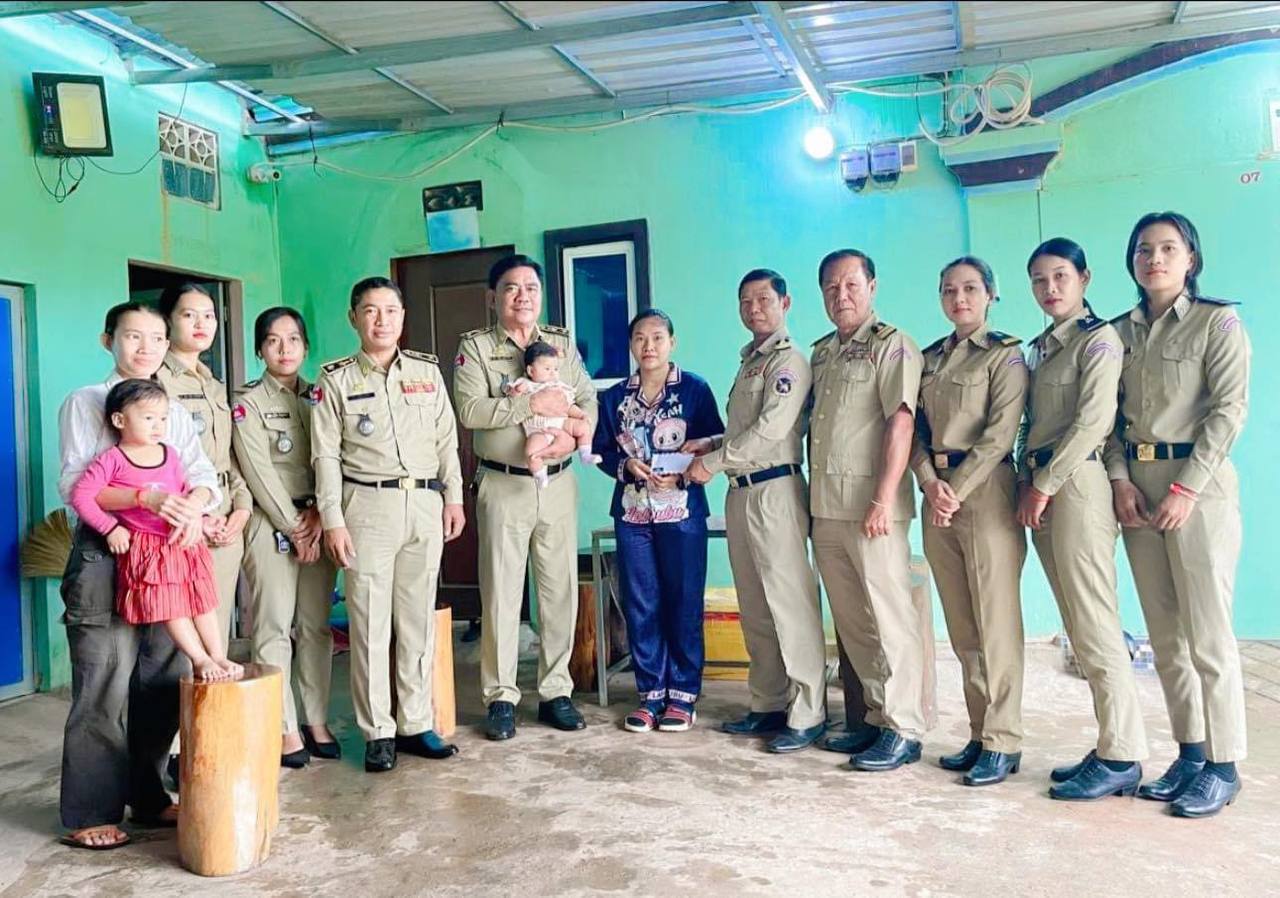 លោកឧត្តមសេនីយ៍ត្រី ស សារ៉ាត ស្នងការស្តីទី រួមដំណើរដោយ លោកស្នងការរង លោកនាយ នាយរងការិយាល័យ និងមន្ត្រីចំណុះផែនការងារសេនាធិការ អញ្ជើញចុះសួរសុខទុក្ខលោកស្រីអនុសេនីយ៍ត្រី យី សុវី មន្ត្រីការិយាល័យសរុបផែនការ ដែលបានសម្រាកលំហែរមាតុភាព នៅគេហដ្ឋាន ស្ថិតក្នុងភូមិ៤ សង្កាត់ដងទង់ ក្រុងខេមរភូមិន្ទ