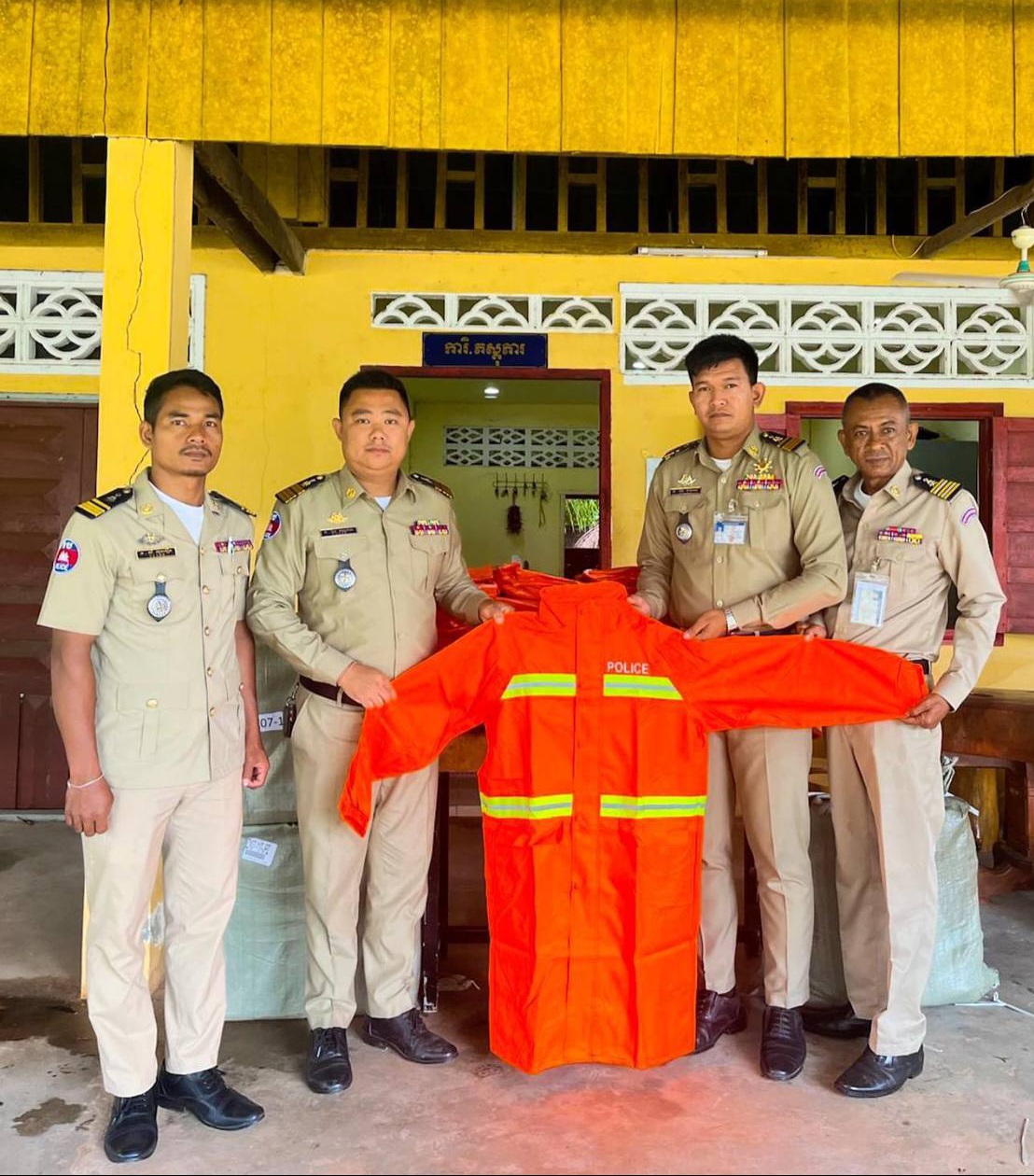 ដោយបានការអនុញ្ញាតពី លោកឧត្ដមសេនីយ៍ទោស្នងការនគរបាលខេត្តកោះកុង លោកវរសេនីយ៍ឯក ដូង វណ្ណឆ័យ នាយការិយាល័យភស្តុភារ បានធ្វើការប្រគល់អាវភ្លៀង ដែលជាអំណោយដ៏ថ្លៃថ្លារបស់ ឯកឧត្តម នាយឧត្តមសេនីយ៍ ស ថេត អគ្គស្នងការនគរបាលជាតិ ជូនដល់អធិការដ្ឋាននគរបាលក្រុងស្រុកទាំង ៧ និងប៉ុស្តិ៍នគរបាលរដ្ឋបាលទាំង ២៩ឃុំសង្កាត់