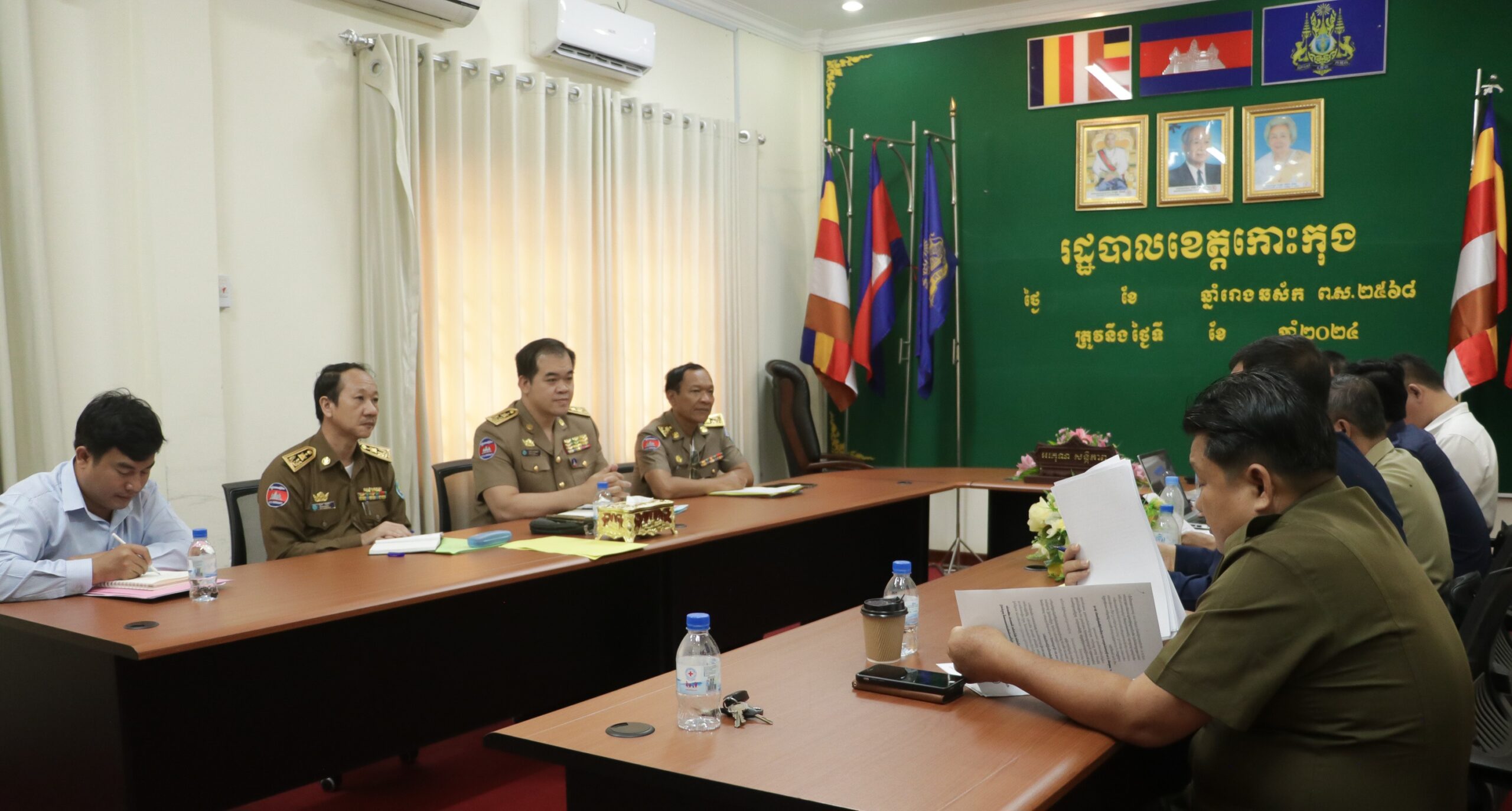 លោក ឈេង សុវណ្ណដា អភិបាលរង នៃគណៈអភិបាលខេត្ត តំណាងលោកជំទាវ មិថុនា ភូថង អភិបាល នៃគណៈអភិបាលខេត្តកោះកុង បានទទួលស្វាគមន៍ប្រតិភូអគ្គាធិការដ្ឋាន ក្រសួងមហាផ្ទៃ ក្នុងកិច្ចបញ្ចប់បេសកកម្ម នៃការធ្វើអធិការកិច្ច នៅរដ្ឋបាលស្រុកកោះកុង និងរដ្ឋបាលក្រុងខេមរភូមិន្ទ ខេត្តកោះកុង ពាក់ព័ន្ធនឹងពាក្យបណ្តឹងមួយចំនួន