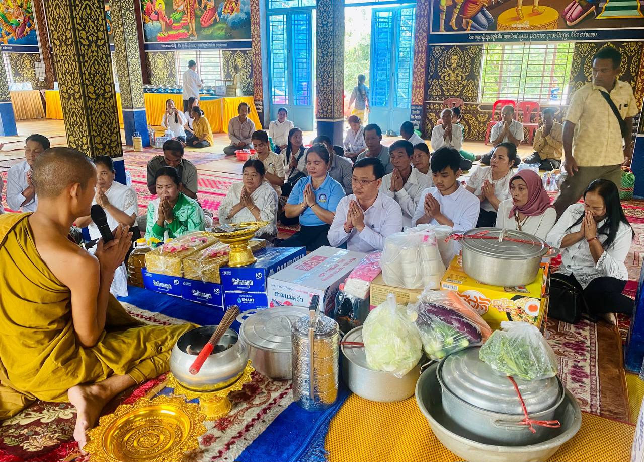 លោក អន សុធារិទ្ធ អភិបាលរង នៃគណៈអភិបាលខេត្តកោះកុង បានដឹកនាំក្រុមការងារមន្រ្តីរាជការសាលាខេត្ត ភូមិ ឃុំ ស្រុក បានអញ្ជើញចូលរួមកាន់បិណ្ឌវេនទី៤ នៅវត្តព្រះពុទ្ធថ្មបាំង ដែលស្ថិតនៅក្នុងភូមិគគីរជ្រុំ ឃុំឬស្សីជ្រុំ ស្រុកថ្មបាំង ខេត្តកោះកុង