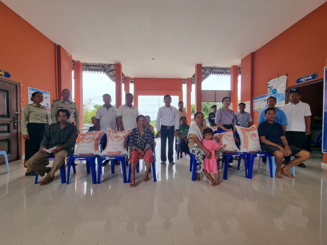 លោក សុខ ភិរម្យ អភិបាលស្រុកមណ្ឌលសីមា លោកស្រី ស្រី ពិនសោភា អភិបាលរងស្រុក បាននាំយកនូវអំណោយរបស់រដ្ឋបាលស្រុក និងសប្បុរសជន ក្រុមប្រឹក្សាឃុំពាមក្រសោប ចុះចែកជូនដល់ប្រជាពលរដ្ឋចំនួន ៨គ្រួសារ នៅឃុំពាមក្រសោប