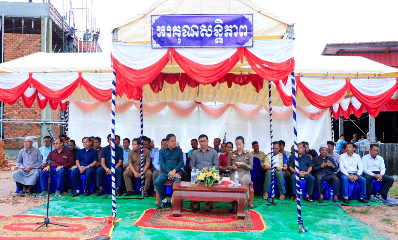 លោកស្រី ឈី វ៉ា អភិបាលរង នៃគណៈអភិបាលខេត្តកោះកុង បានអញ្ជើញស្វាគមន៍ ឯកឧត្តម ម៉ន គ្រីយ៉ា រដ្ឋលេខាធិការ ក្រសួងការងារ និងបណ្តុះបណ្តាលវិជ្ជាជីវៈ ក្នុងពិធីអប់រំសុខភាពពិគ្រោះ ពិនិត្យ ធ្វើអនាម័យកុមារា ចំនួន៦០ នាក់ និងព្យាបាលជំងឺទូទៅដោយឥតគិតថ្លៃ ព្រមទាំងចែកកញ្ចប់អាហារ ចំនួន ២០០គ្រួសារ ក្រុងខេមរភូមិន្ទ និងស្រុកមណ្ឌលសីមា