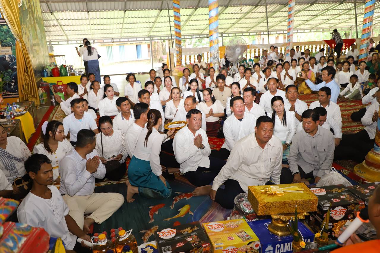 លោក ស្រេង ហុង អភិបាលរង នៃគណៈអភិបាលខេត្តកោះកុង បានអញ្ជើញកាន់បិណ្ឌវេនទី៥ នៅវត្តជល់ធីគិរីវ័ន(វត្តអន់ឆ្អើត) ស្ថិតក្នុងស្រុកស្រែអំបិល ខេត្តកោះកុង