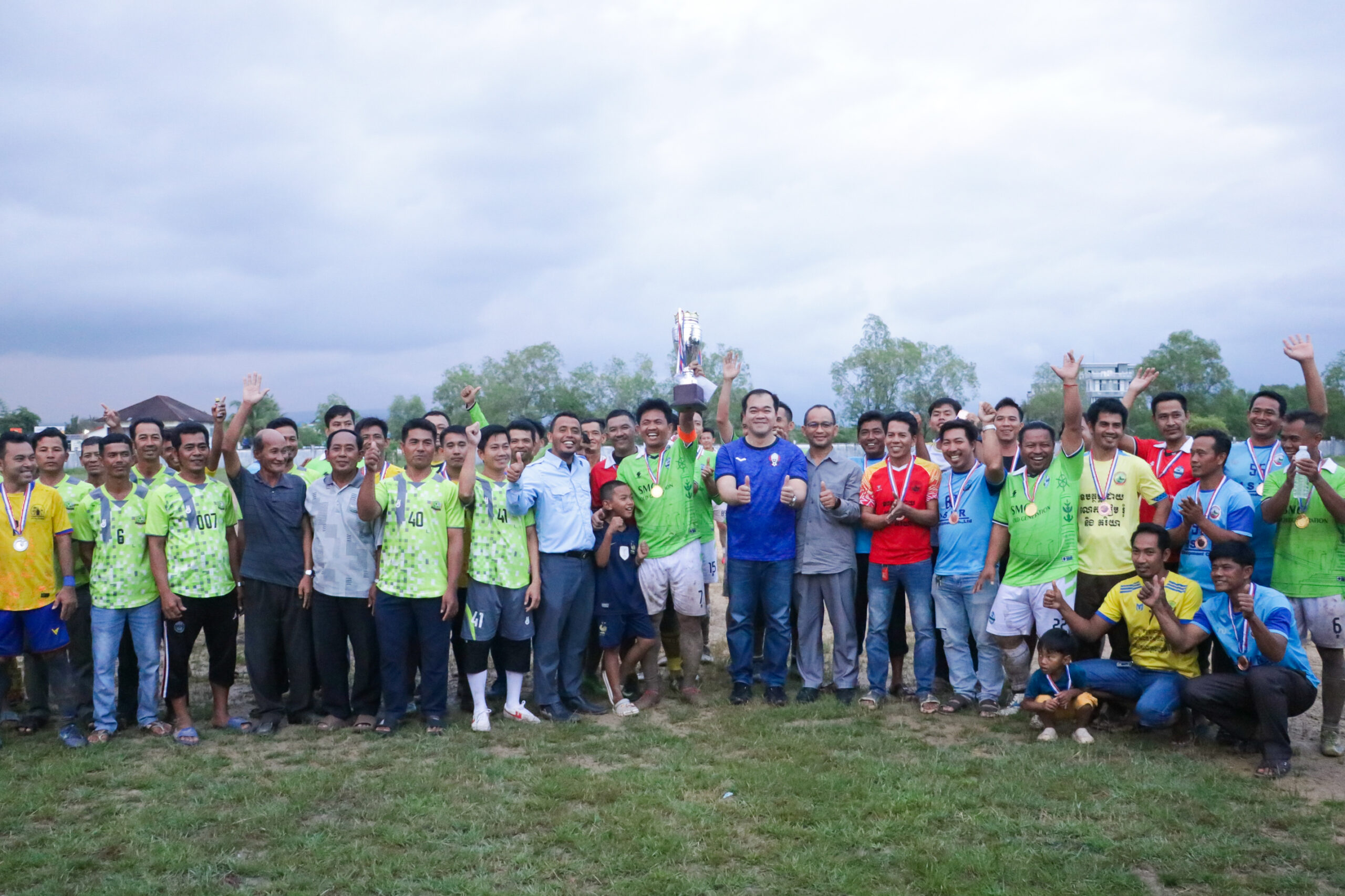 លោក ឈេង សុវណ្ណដា អភិបាលរង នៃគណៈអភិបាលខេត្តកោះកុង បានអញ្ជើញ ជាអធិបតី ក្នុងការប្រកួតកីឡាបាល់ទាត់ រវាងក្រុមដងទង់សន្តិភាព និងក្រុមអរគុណសន្តិភាព ដើម្បីចំណាត់លេខ៣-លេខ៤ និងក្រុមកោះស្នេហ៍ឋានសួគ៌ និងក្រុមវ័យចាស់ស្មាច់មានជ័យ ដណ្ដើមចំណាត់លេខ១-លេខ២