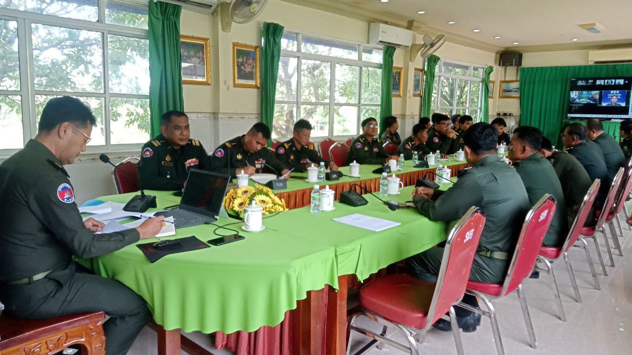 លោកវរសេនីយ៍ឯក គង់ សុភាព មេបញ្ជាការរង ជានាយសេនាធិការស្តីទី តំបន់ប្រតិបត្តិការសឹករងកោះកុង រួមទាំងថ្នាក់ដឹកនាំ នាយទាហានជំនាញ បានចូលរួមប្រជុំប្រចាំសប្តាហ៍