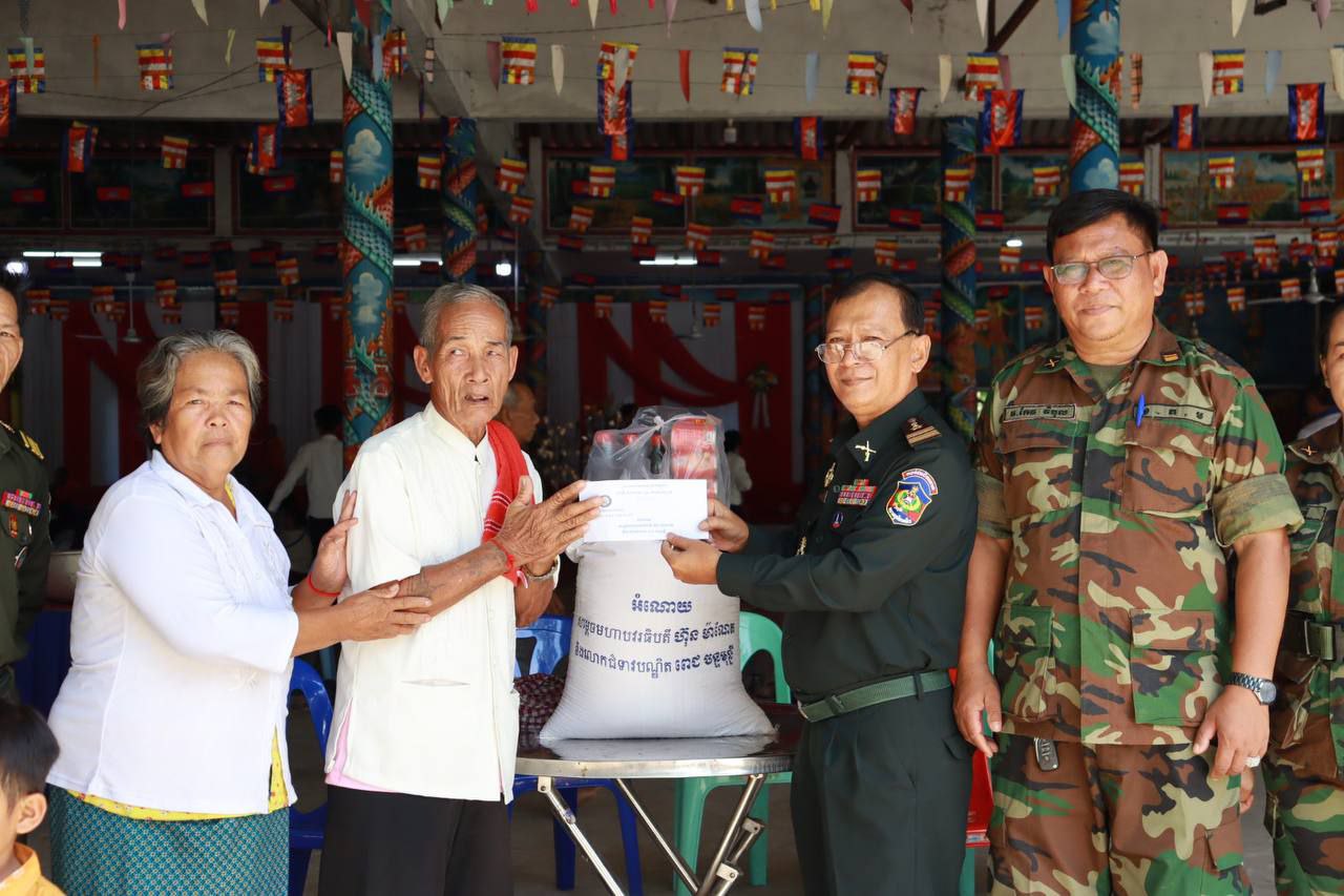 លោកវ/ទោ ងួន ធឿន សមាជិកក្រុមលេខាធិការដ្ឋានស អ កខេត្ត តំណាងលោកឧត្តមសេនីយ៍ត្រី ជួន សុភ័ក្រ មេបញ្ជាការតំបន់ប្រតិបត្តិការរងកោះកុង និងជាប្រធានគណៈកម្មាធិការស អ ក ខេត្តកោះកុង នាំយក អំណោយដ៏ថ្លៃថ្លារបស់សម្តេចមហាបវរធិបតី ហ៊ុន ម៉ាណែត នាយករដ្ឋមន្ត្រី នៃព្រះរាជាណាចក្រកម្ពុជា ជាអនុប្រធានទី១ នៃសមាគមអតីតយុទ្ធជនកម្ពុជា និងលោកជំទាវបណ្ឌិត ពេជ ចន្ទមុន្នី ចុះសួរសុខទុក្ខបងប្អូនសមាជិកស អ ក ក្រុងខេមរភូមិនូវ រដូវកាន់បិណ្ឌ និងភ្ជុំបិណ្ឌ ចំនួន ០៣គ្រួសារ