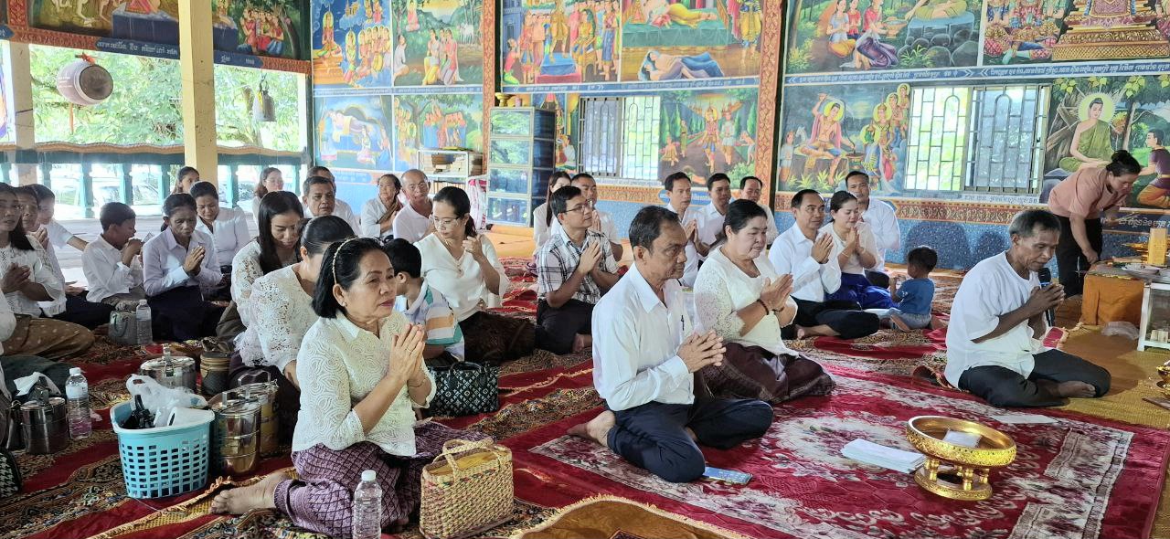លោកស្រី ឈី វ៉ា អភិបាលរង នៃគណៈអភិបាលខេត្តកោះកុង បានអញ្ជើញកាន់បិណ្ឌវេនទី៧ នៅនៅវត្តព្រះពុទ្ធកោះកុងក្នុង ស្ថិតនៅភូមិកោះកុងក្នុង ឃុំឃុំត្រពាំងរូង ស្រុកកោះកុង ខេត្តកោះកុង​
