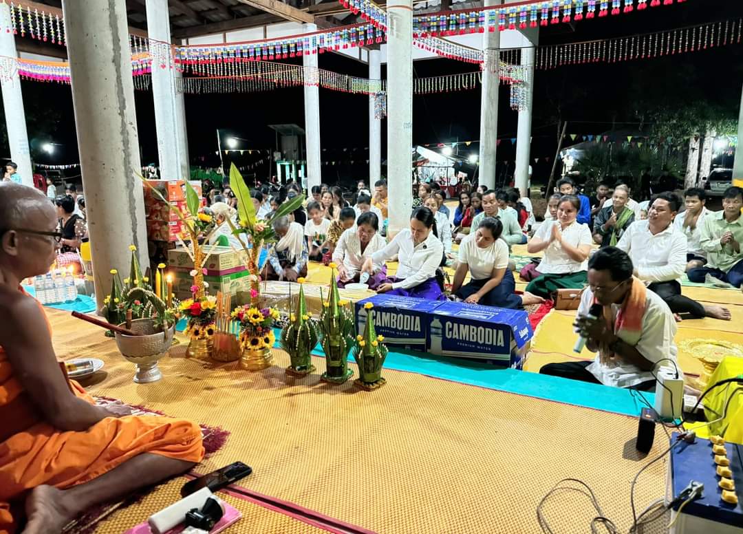 លោកស្រី អ៉ី នារីនេត អភិបាលរង នៃគណៈអភិបាលខេត្តកោះកុង និងក្រុមការងារ បានអញ្ជើញចូលរួមក្នុងពិធីសូត្រមន្តចម្រើនព្រះបរិត្ត កាន់បិណ្ឌវេនទី៨ នៅវត្តអង្គជុំ(ហៅវត្តចំណារ) ស្ថិតក្នុងឃុំប្រឡាយ ស្រុកថ្មបាំង ខេត្តកោះកុង