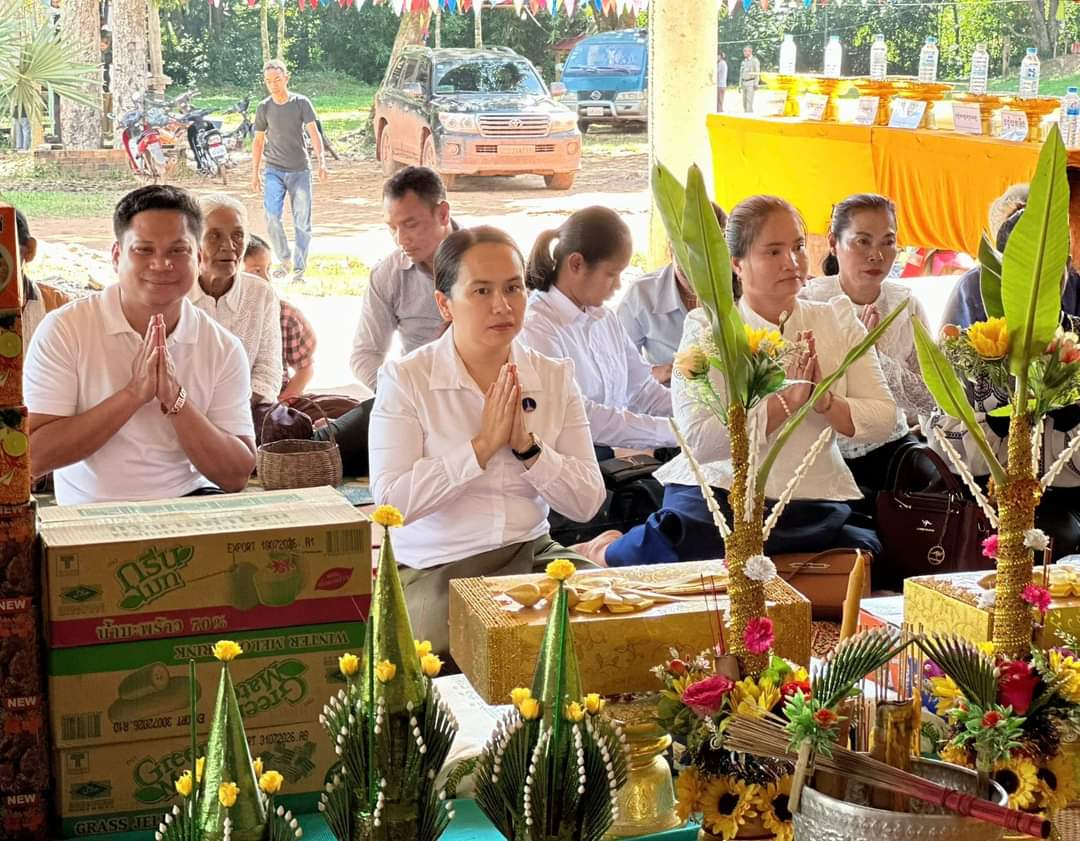 លោកស្រី អ៉ី នារីនេត អភិបាលរង នៃគណៈអភិបាលខេត្តកោះកុង និងក្រុមការងារ បាននាំយកនូវទេយ្យទាន និងបច្ច័យបិណ្ឌទី៨ ប្រគេនព្រះសង្ឃ គង់នៅវត្តអង្គជុំមន្ត្រី(ហៅវត្តចំណារ) ស្ថិតក្នុងឃុំប្រឡាយ ស្រុកថ្មបាំង ខេត្តកោះកុង