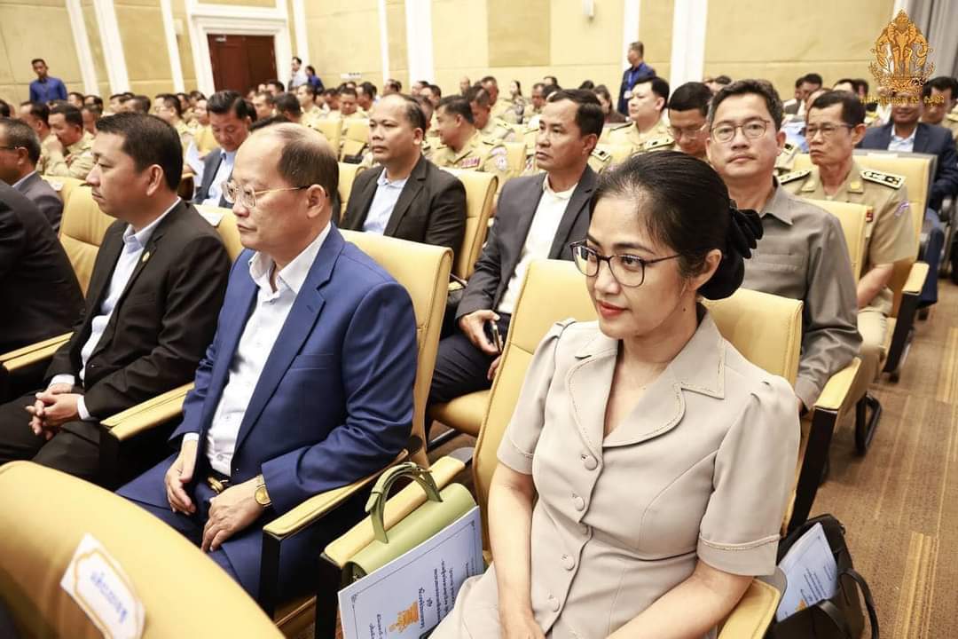 លោកជំទាវ មិថុនា ភូថង អភិបាល នៃគណៈអភិបាលខេត្ត​កោះកុង​ និងលោក ហាក់ ឡេង អភិបាលរង នៃគណៈអភិបាលខេត្ត បានអញ្ជើញចូលរួមកិច្ចប្រជុំ ប្រកាសផ្សព្វផ្សាយផែនការយុទ្ធសាស្រ្ត ស្ដីពីការអនុវត្តគោលនយោបាយ “ភូមិ-ឃុំ-សង្កាត់មានសុវត្ថិភាព” របស់ក្រសួងមហាផ្ទៃ ឆ្នាំ២០២៤-២០២៨