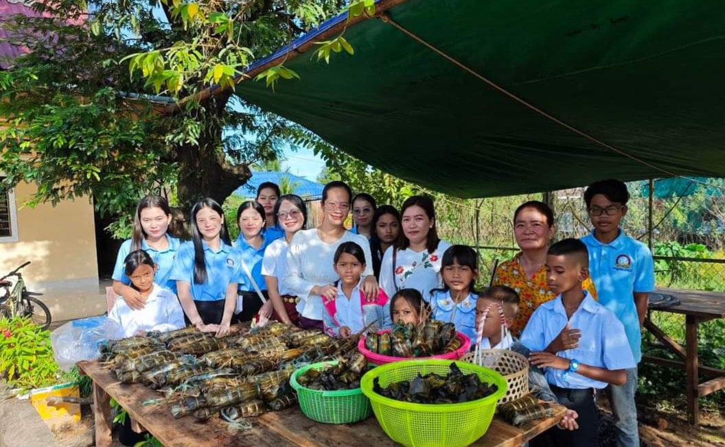 លោកស្រី ឈី វ៉ា អភិបាលរង នៃគណៈអភិបាលខេត្តកោះកុង និងជាអនុប្រធានសហភាពសហព័ន្ធយុវជនកម្ពុជាខេត្តកោះកុង បាននាំយកនំអន្សម និងថវិកាមួយចំនួន ដែលជាការឧបត្ថម្ភរបស់លោកជំទាវ មិថុនា ភូថង ប្រធាន ស.ស.យ.ក. ខេត្តកោះកុង ចែកជូនកុមារកំព្រា ក្នុងឱកាសពិធីបុណ្យភ្ជុំបិណ្ឌ នៅមណ្ឌលកុមារកំព្រាខេត្តកោះកុង