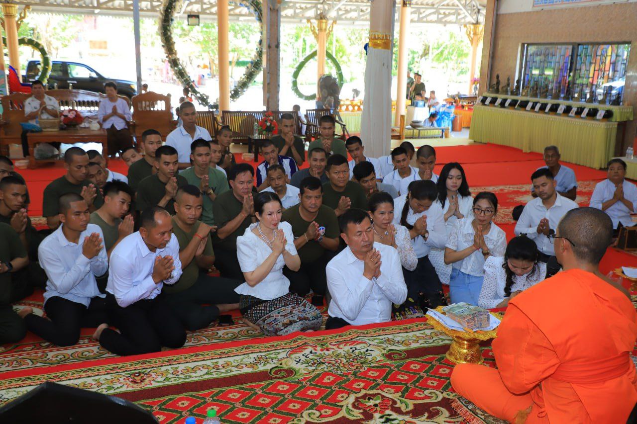 លោកឧត្តមសេនីយ៍ត្រី តាំង ឈុនស្រេង មេបញ្ជាការ និងលោកស្រី បានដឹកនាំនាយទាហាន នាយទាហានរង និងពលទាហាន នៃកងរាជអាវុធហត្ថខេត្តកោះកុងនាំយកទេយ្យទានមួយចំនួន ដើម្បីទៅចូលរួមពិធីកាន់បិណ្ឌនៅវត្តអម្ពទិយារាម(ហៅព្រែកស្វាយ) ស្ថិតនៅភូមិព្រែកស្វាយ សង្កាត់ស្ទឹងវែង ក្រុងខេមរភូមិន្ទ