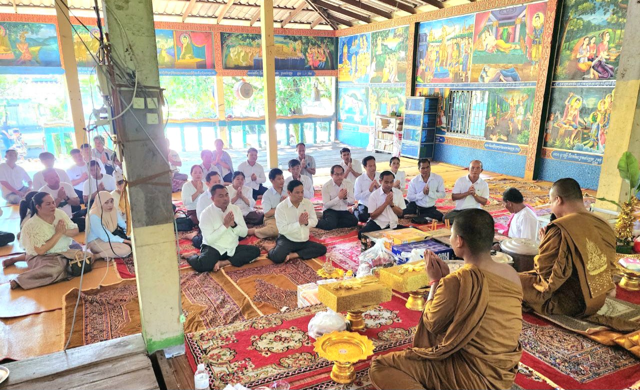 លោក ទៀ សុរៈឆ័យ អភិបាលរង នៃគណៈអភិបាលខេត្តកោះកុង បានអញ្ជើញកាន់បិណ្ឌវេនទី១១ នៅវត្ត ព្រះពុទ្ធកោះកុងក្នុង (វត្តកោះកុងក្នុង) ស្ថិតក្នុងភូមិកោះកុងក្នុង ឃុំត្រពាំងរូង ស្រុកកោះកុង ខេត្តកោះកុង