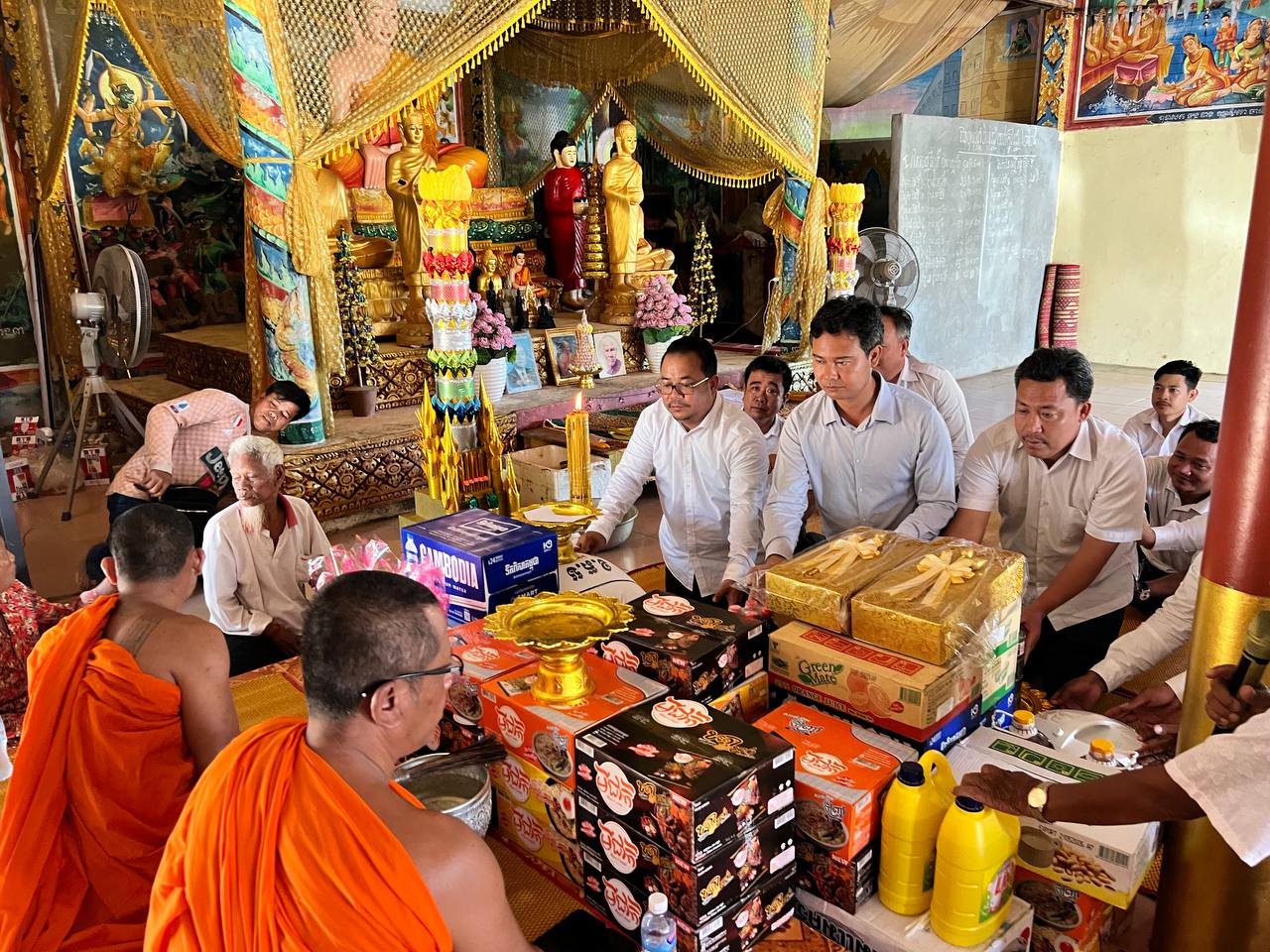 លោកបណ្ឌិត អ៊ុក ភ័ក្ត្រា អភិបាលរង នៃគណៈអភិបាលខេត្តកោះកុង បានអញ្ជើញកាន់បិណ្ឌវេនទី១១ នៅវត្តគិរីមរកត (វត្តព្រែកខ្សាច់) ស្ថិតក្នុងភូមិព្រែកខ្សាច់ ឃុំព្រែកខ្សាច់ ស្រុកគិរីសាគរ ខេត្តកោះកុង