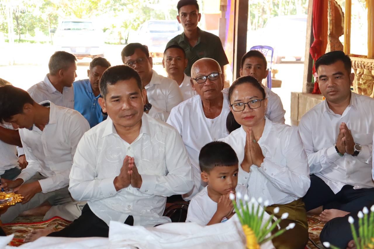 លោកឧត្តមសេនីយ៍ត្រី ជួន សុភ័ក្រ មេបញ្ជាការតំបន់ប្រតិបត្តិការសឹករងកោះកុង និងភរិយា ព្រមទាំងនាយទាហាន នាយទាហានរង នាំយកទេយ្យទាន និងថវិកា ទៅប្រគេនព្រះសង្ឃក្នុងឱកាសបុណ្យកាន់ និងភ្ជុំបិណ្ឌចំនួន២ វត្ត គឺវត្តអង្គគិរី និងវត្តឯកមន្រ្តី ស្ថិតនៅស្រុកថ្មបាំង ខេត្តកោះកុង