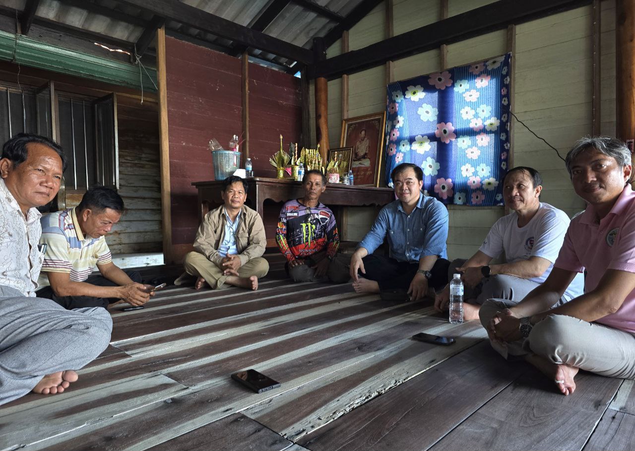 លោក ឈេង សុវណ្ណដា អភិបាលរង នៃគណ:អភិបាលខេត្ត បានដឹកនាំកិច្ចប្រជុំ ជាមួយក្រុមការងារខេត្ត ស្រុក ឃុំ និងភូមិ ដើម្បីពិភាក្សា វាយតម្លៃ និងចុះពិនិត្យវឌ្ឍនភាព នៃការតបណ្តាញទឹកស្អាត ជូនប្រជាពលរដ្ឋ រស់នៅចំណុចអាវឡាតាន់ ឃុំជ្រោយបស់ ស្រុកកោះកុង ដើម្បីប្រើប្រាស់ប្រចាំថ្ងៃ