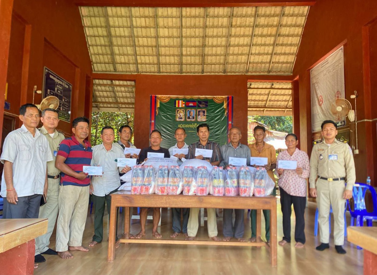 លោកវរសេនីយ៍ទោ ឡាវ ពន្លឺ ប្រធានគណៈកម្មាធិការស អ ក ស្រុកថ្មបាំង តំណាងលោកឧត្តមសេនីយ៍ត្រី ជួន សុភ័ក្រ មេបញ្ជាការតំបន់ប្រតិបត្តិការរងកោះកុង និងជាប្រធានគណៈកម្មាធិការស អ កខេត្តកោះកុង បាននាំយក អំណោយដ៏ថ្លៃថ្លារបស់សម្តេចមហាបវរធិបតី ហ៊ុន ម៉ាណែត នាយករដ្ឋមន្ត្រី នៃព្រះរាជាណាចក្រកម្ពុជា ជាអនុប្រធានទី១ នៃសមាគមអតីតយុទ្ធជនកម្ពុជា និងលោកជំទាវបណ្ឌិត ពេជ ចន្ទមុន្នី ចុះសួរសុខទុក្ខ បងប្អូនសមាជិកស អ កស្រុកថ្មបាំង ទៅតាមខ្នងផ្ទះនូវរដូវកាន់បិណ្ឌ និងភ្ជុំបិណ្ឌ ចំនួន ២៧គ្រួសារ