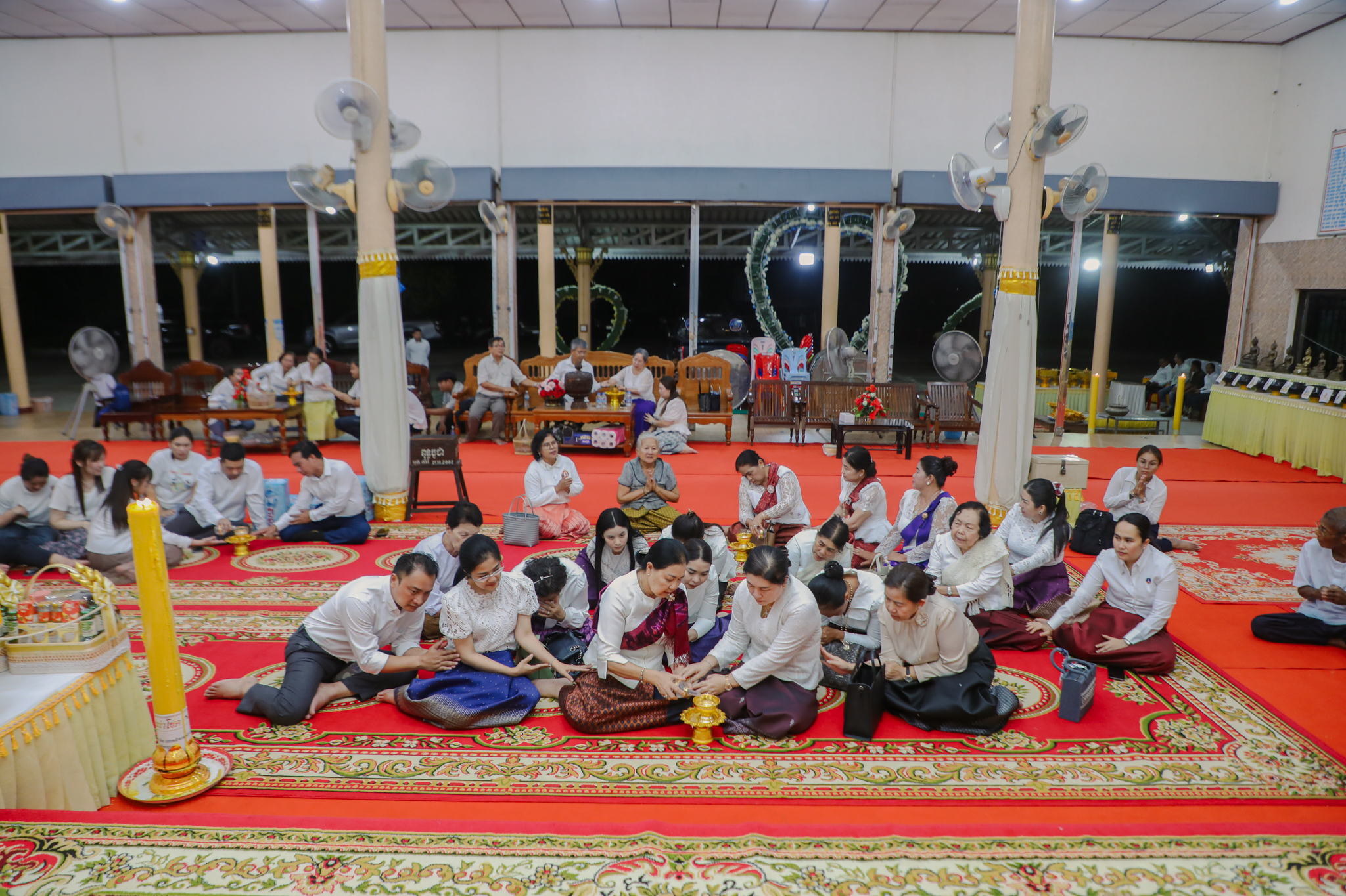 លោកជំទាវ មិថុនា ភូថង អភិបាល នៃគណៈអភិបាលខេត្តកោះកុង បានអញ្ជើញចូលរួម ក្នុងពិធីសូត្រមន្ត កាន់បិណ្ឌវេនទី១២ របស់លោកជំទាវ តៅ តឿន សម្តេចពិជ័យសេនា ព្រមទាំងក្រុមគ្រួសារ នៅវត្តអម្ពទិយារាម ហៅ“វត្តព្រែកស្វាយ”ស្ថិតនៅភូមិព្រែកស្វាយ សង្កាត់ស្ទឹងវែង ក្រុងខេមរភូមិន្ទ ខេត្តកោះកុង