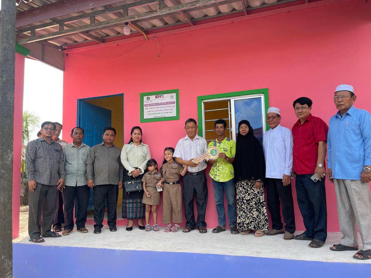 ឯកឧត្តម សុះ ម៉ាត់លី សមាជិកក្រុមប្រឹក្សាខេត្តកោះកុង និងឯកឧត្តម ផៃធូន ផ្លាមកេសន សមាជិកក្រុមប្រឹក្សាខេត្ត គណ:អុីមាំខេត្ត និងអាជ្ញាធរមូលដ្ឋាន បានអញ្ជើញចុះសួរសុខទុក្ខ និងប្រគល់ផ្ទះចំនួន ០២ខ្នង ជូនប្រជាពលរដ្ឋដែលមានជីវភាពខ្វះខាត ស្ថិតនៅភូមិ៤ សង្កាត់ដងទង់ ក្រុងខេមរភូមិន្ទ ខេត្តកោះកុង