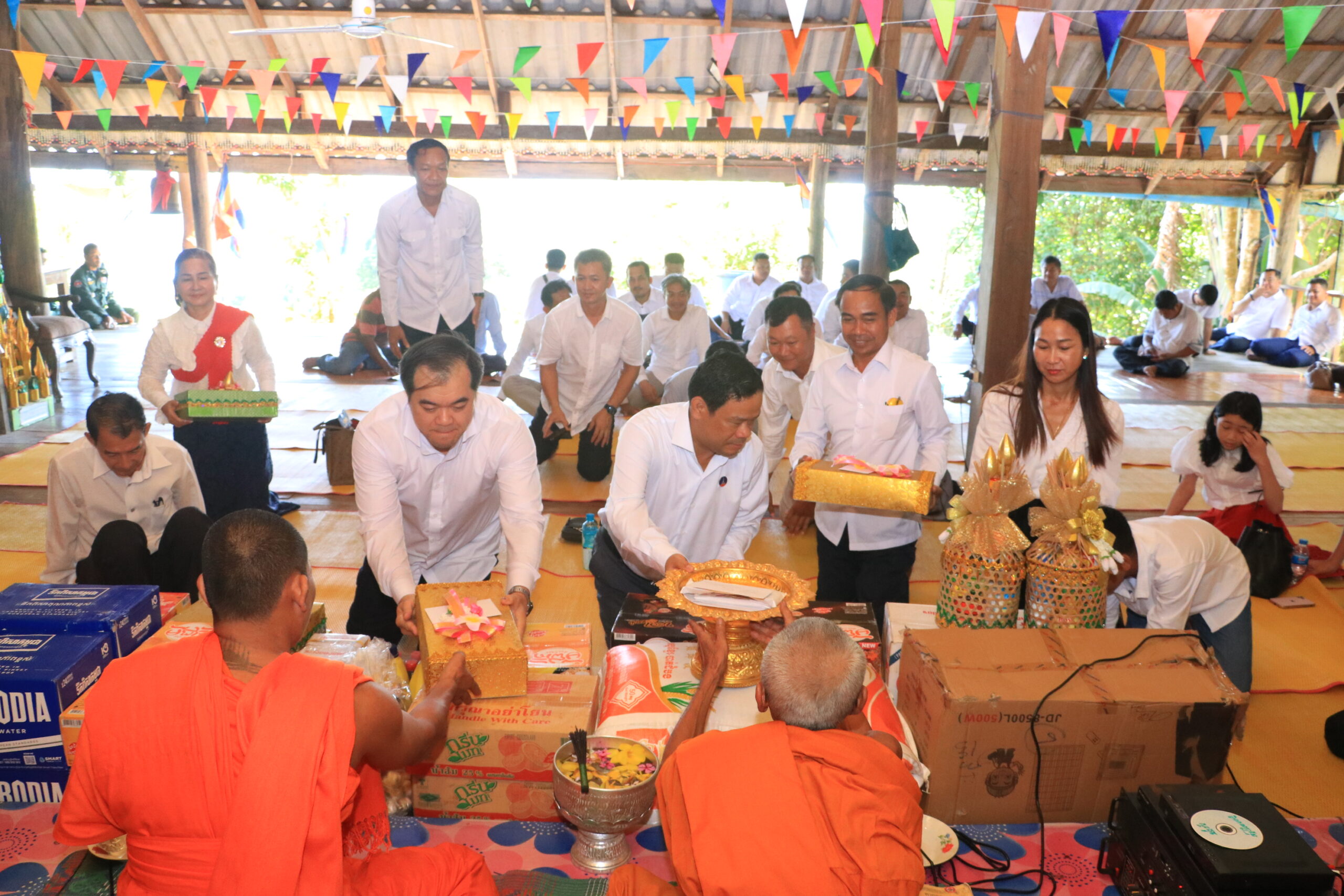លោក ទៀ សុរៈឆ័យ អភិបាលរង នៃគណៈអភិបាលខេត្ត តំណាងលោកជំទាវ មិថុនា ភូថង អភិបាល នៃគណៈអភិបាលកោះកុង បានអញ្ជើញកាន់បិណ្ឌវេនទី១២ នៅវត្តឧត្តមសិរីឬទ្ធីនាវីគីរីសាគរ (វត្តអាវឡាតាន់) ស្ថិតក្នុងភូមិជ្រោយប្រស់ ឃុំជ្រោយប្រស់ ស្រុកកោះកុង ខេត្តកោះកុង