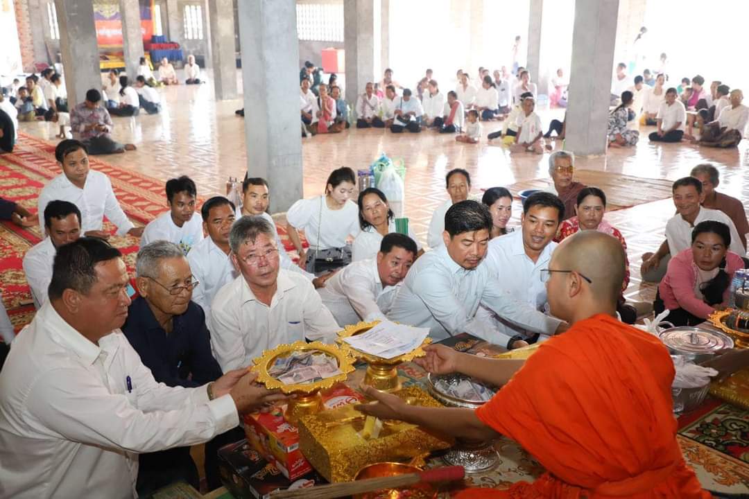 លោក ស្រេង ហុង អភិបាលរង នៃគណៈអភិបាលខេត្តកោះកុង បាននាំយកបច្ច័យទេយ្យទានប្រគេនព្រះសង្ឃគង់នៅវត្តគងឆា ក្នុងឱកាសកាន់វេនបិណ្ឌទី១២ ស្ថិតក្នុងឃុំដងពែង ស្រុកស្រែអំបិល ខេត្តកោះកុង