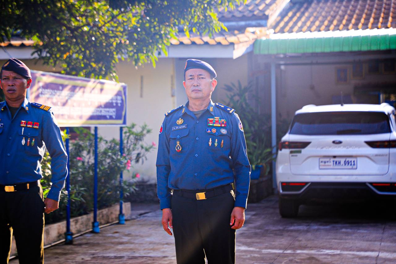 លោកឧត្តមសេនីយ៍ត្រី តាំង ឈុនស្រេង មេបញ្ជាការកងរាជអាវុធហត្ថខេត្តកោះកុង បានដឹកនាំគោរពទង់ជាតិ នៃព្រះរាជាណាចក្រកម្ពុជា