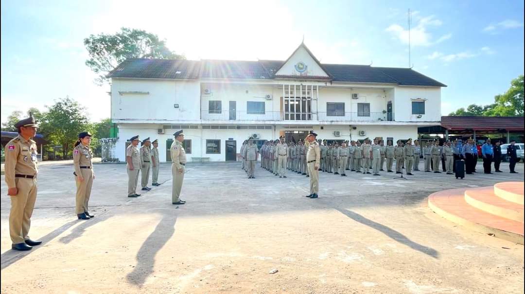 លោកឧត្តមសេនីយ៍ត្រី​ ឃឹម​ សាណេ​ ស្នងការ​រង​ ផែនការ​ងារ​ព្រហ្មទណ្ឌ​ តំណាង​លោកឧត្តមសេនីយ៍ទោ​ស្នងការនគរបាលខេត្តកោះកុង បានដឹកនាំ​កងកម្លាំងនគរបាល​ស្នងការដ្ឋាន គោរពទង់ជាតិ នៃព្រះរាជាណាចក្រកម្ពុជា