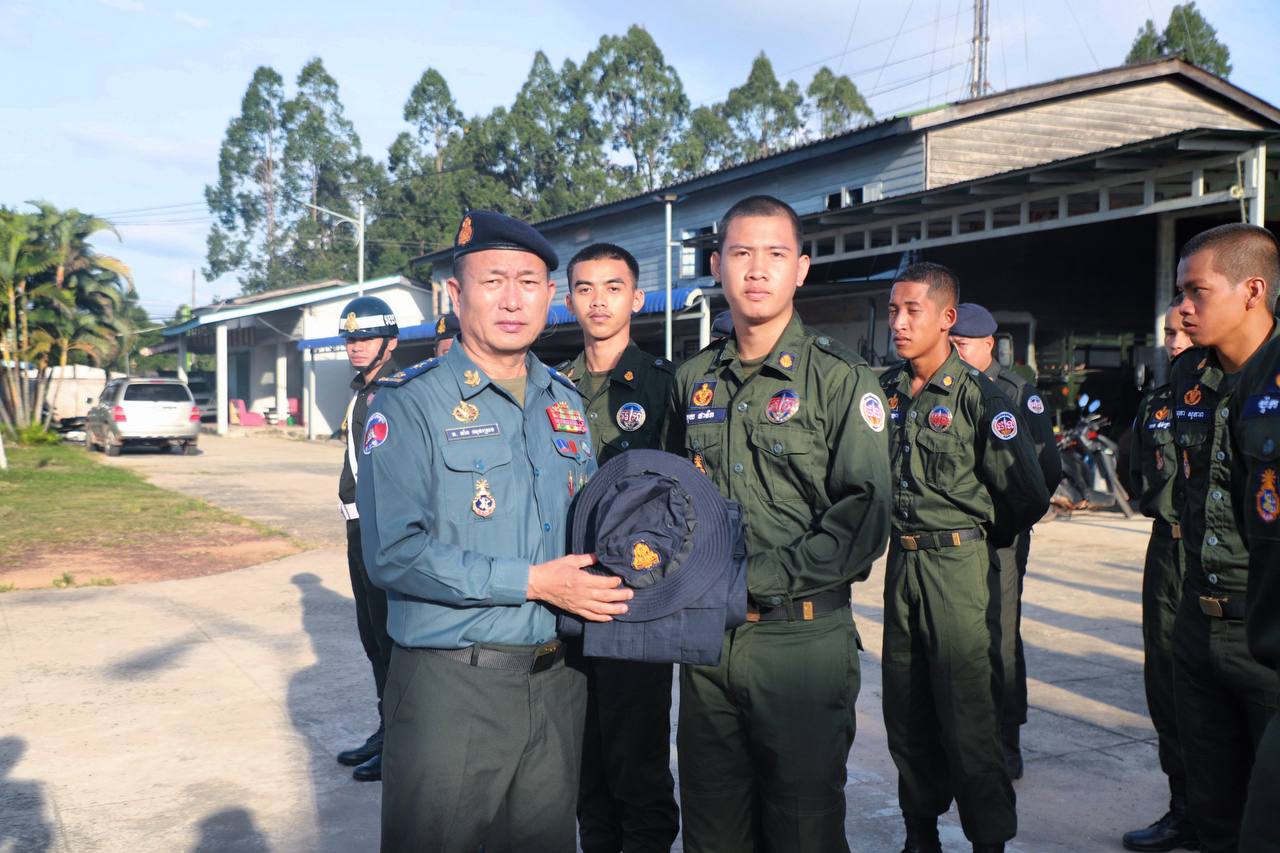 លោកឧត្តមសេនីយ៍ត្រី តាំង ឈុនស្រេង មេបញ្ជាការកងរាជអាវុធហត្ថខេត្តកោះកុង បានចំណាយនូវថវិកាផ្ទាល់ខ្លួនទិញបន្ថែមនូវសម្ភារបរិក្ខារ ចែកជូនដល់យោធិនជ្រើសរើសថ្មីចំនួន ៤១នាក់