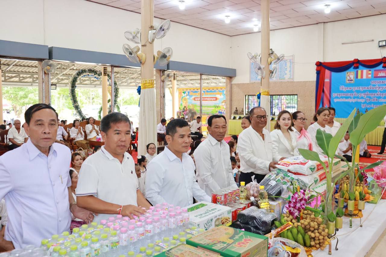 លោកឧត្តមសេនីយ៍ត្រី ជួន សុភ័ក្រ មេបញ្ជាការតំបន់ប្រតិបត្តិការសឹករងកោះកុង នំាយកបច្ច័យ ដើម្បីប្រគេនព្រះសង្ឃក្នុងវេនកាន់បិណ្ឌវេនទី១៣ នៅវត្តអម្ពទិយារាម (វត្តព្រែកស្វាយ)ស្ថិតនៅភូមិព្រែកស្វាយ សង្កាត់ស្ទឹងវែង ក្រុងខេមរភូមិន្ទ ខេត្តកោះកុង