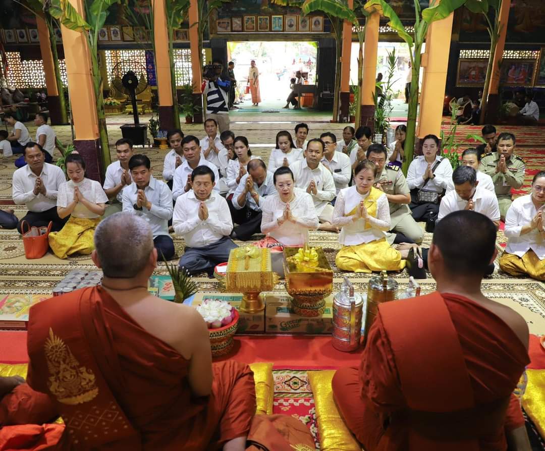 ឯកឧត្តម ដុំ យុហៀន តំណាងរាស្ត្រមណ្ឌលកោះកុង និងលោកជំទាវ អញ្ជើញនាំយកទេយ្យទានប្រគេនដល់ព្រះសង្ឃ វេនបិណ្ឌទី១៣ នៅវត្តមាគ៍ាគិរីស្រែអំបិល ស្ថិតក្នុងឃុំស្រែអំបិល ស្រុកស្រែអំបិល ខេត្តកោះកុង
