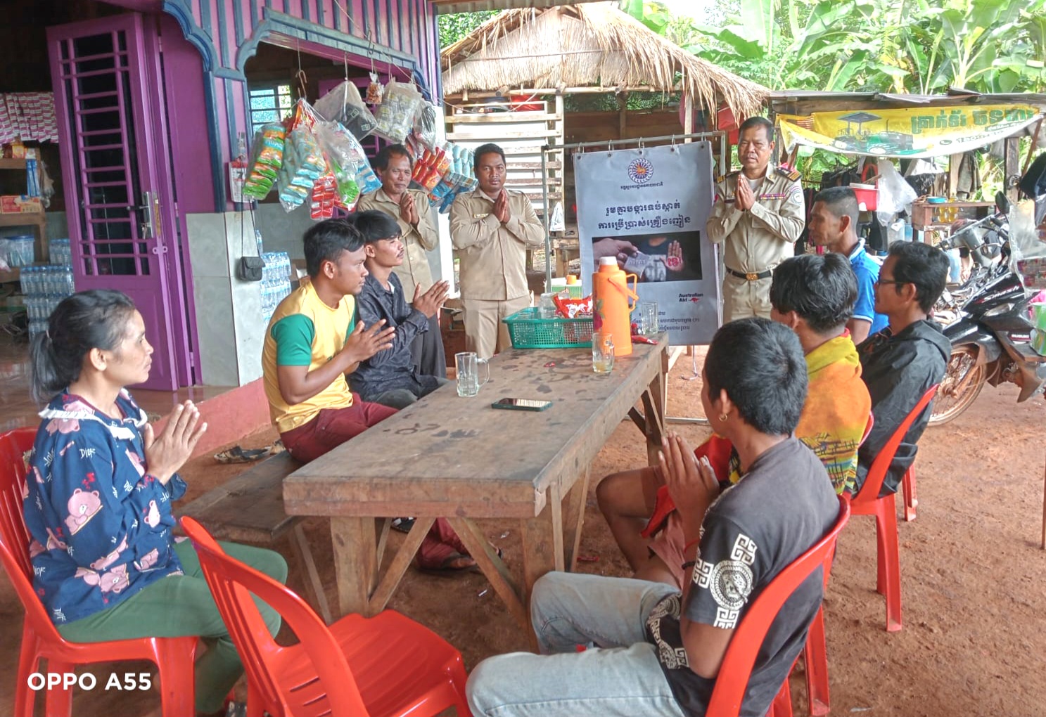 ប៉ុស្តិ៍នគរបាលរដ្ឋបាលឃុំថ្មដូនពៅ បានសហការជាមួយក្រុមប្រឹក្សាឃុំ លោកមេភូមិ សមាជិកភូមិ បានចុះផ្សព្វផ្សាយគោលនយោបាយភូមិឃុំមានសុវត្ថិភាព អំពីផលប៉ះពាល់នៃគ្រៀងញៀន និងចុះការពារការិយាល័យចុះឈ្មោះបោះឆ្នោត