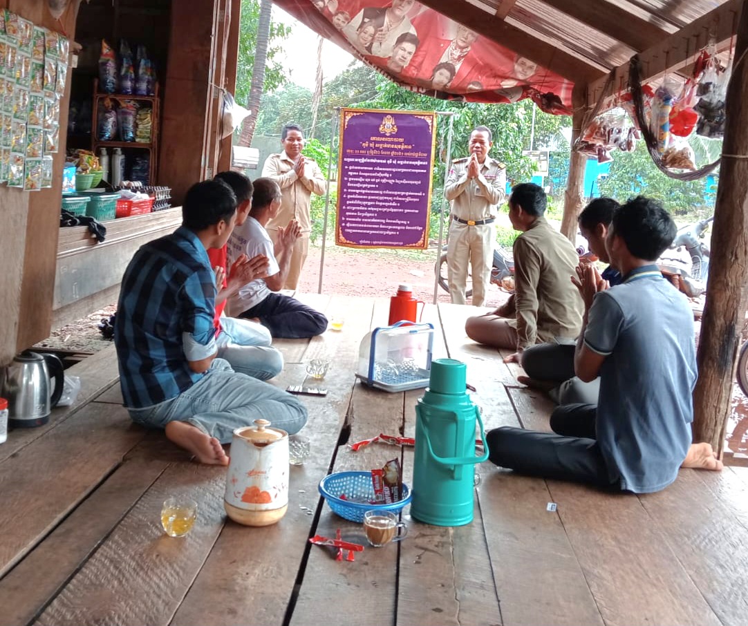 ប៉ុស្តិ៍នគរបាលរដ្ឋបាលឃុំថ្មដូនពៅ បានសហការជាមួយក្រុមប្រឹក្សាឃុំ លោកមេភូមិព្រែកស្វាយ ចុះបើកវេទិការសាធារណៈស្តីពីគោលនយោបាយភូមិឃុំមានសុវត្ថិភាពទាំងប្រាំពីរចំណុច និងចុះការពារការិយាល័យចុះឈ្មោះបោះឆ្នោត