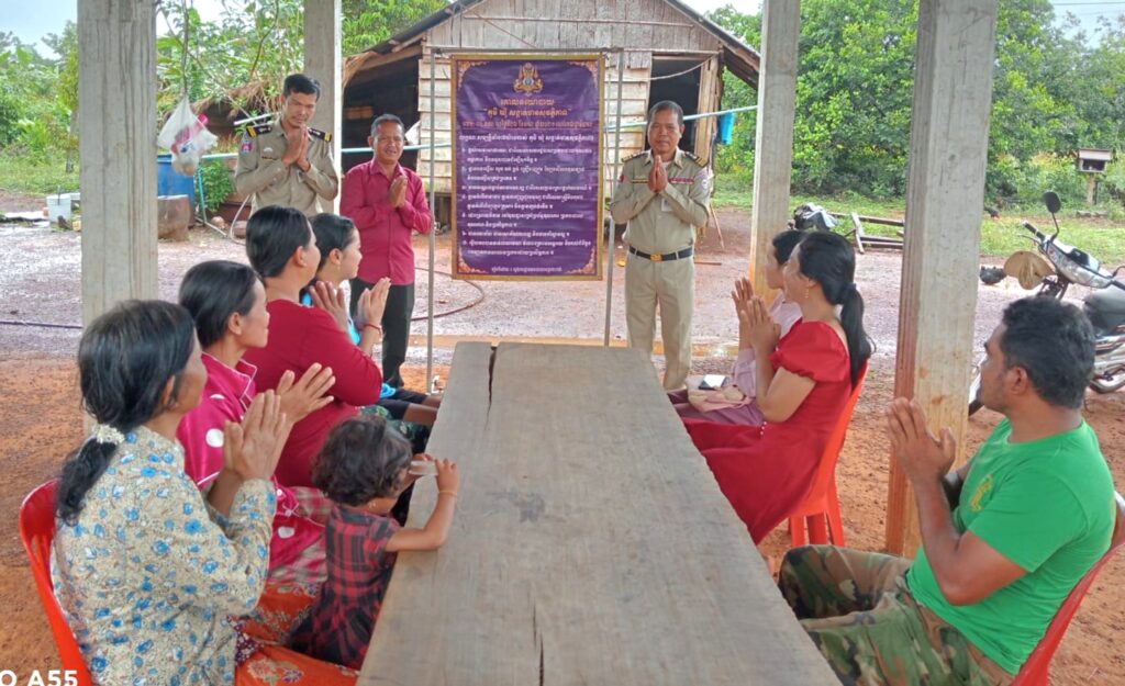 ប៉ុស្តិ៍នគរបាលរដ្ឋបាលឃុំថ្មដូនពៅ បានសហការជាមួយលោកមេភូមិព្រែកស្វាយ បានចុះបើកវេទិការសាធារណៈ អំពីគោលនយោបាយភូមិ ឃុំមានសុវត្ថិភាព និងចុះល្បាតក្នុងមូលដ្ឋាន