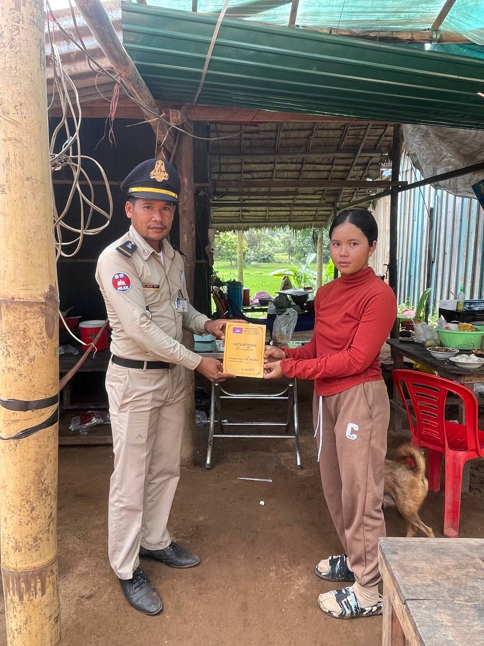 កម្លាំងប៉ុស្តិ៍នគបាលរដ្ឋបាលឃុំតាទៃលើ បានចុះចែកសៀវភៅស្នាក់នៅនិងសៀវភៅគ្រួសារ